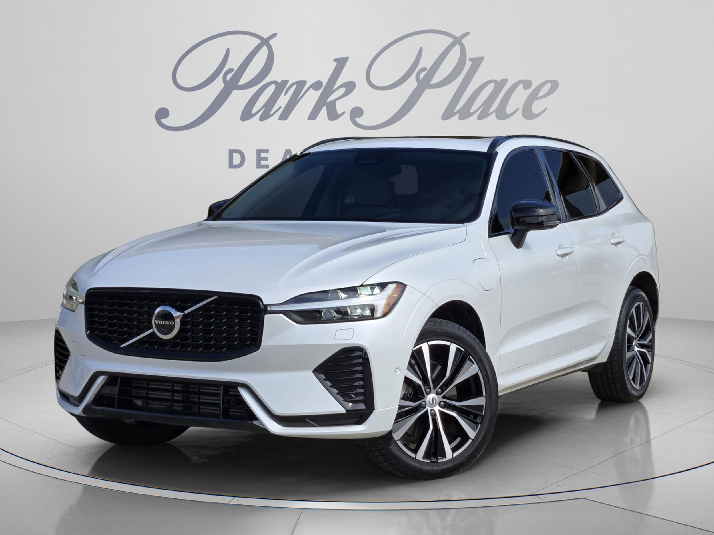 2023 Volvo XC60 T8 Plus Dark Theme AWD's photo