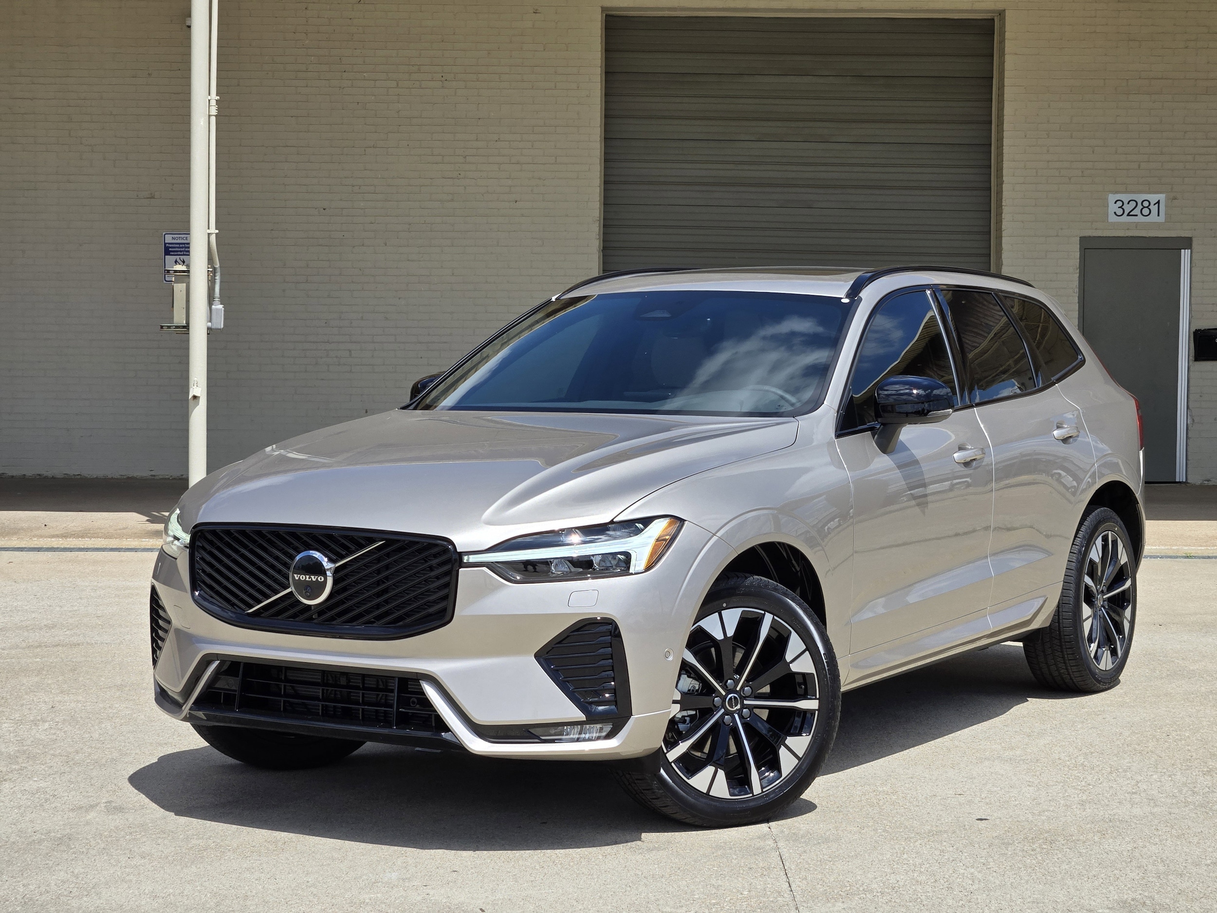 2026 Volvo XC60 B5 Plus Dark AWD's photo