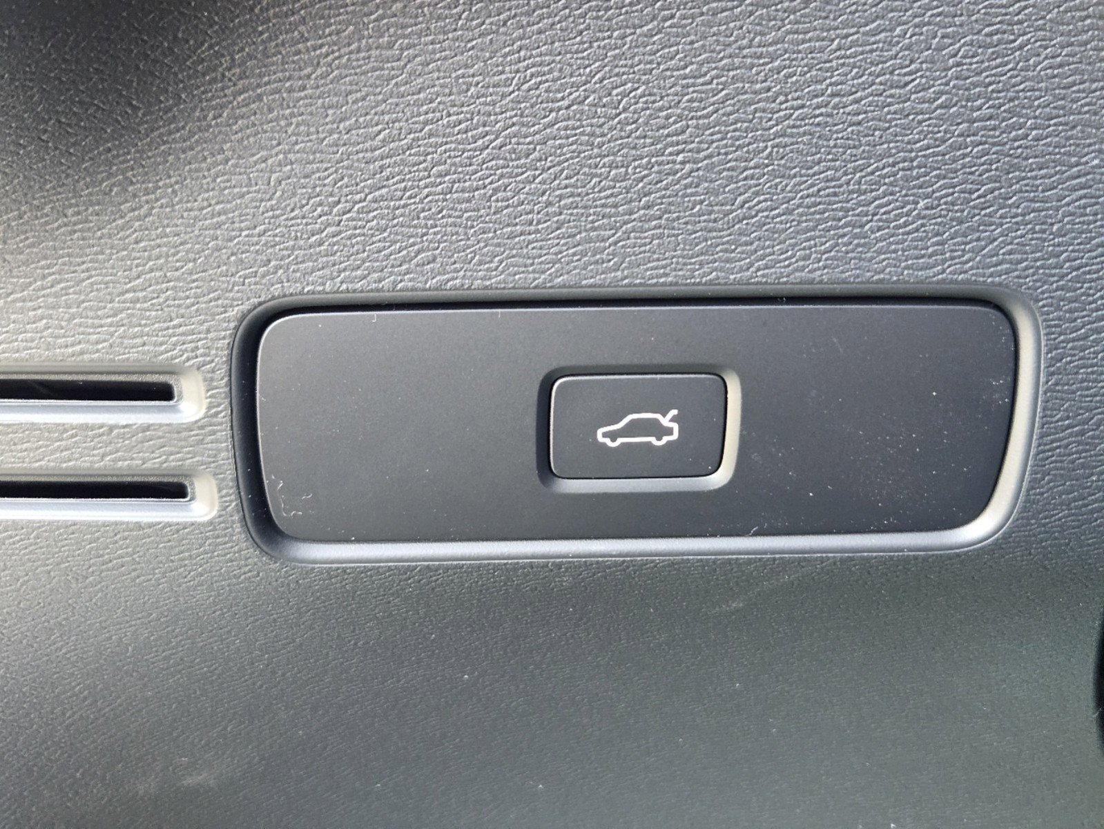 2025 Volvo XC40 Core - Photo 25