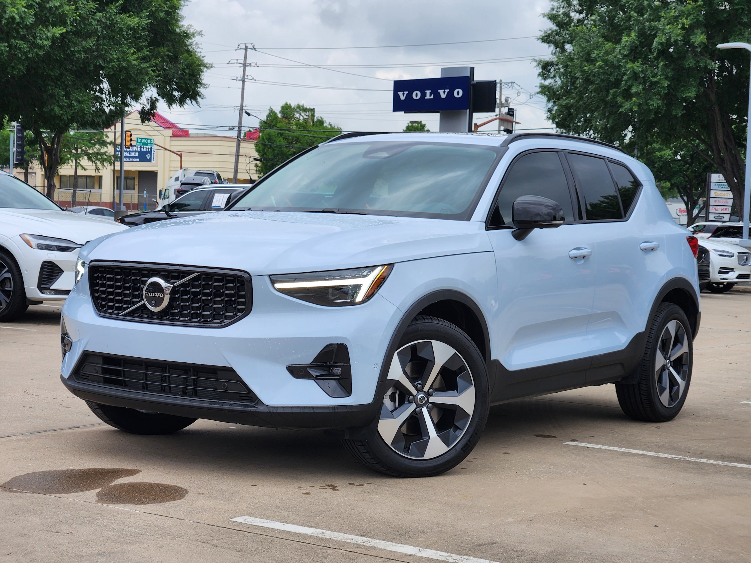 2026 Volvo XC40 B5 Plus Dark AWD's photo