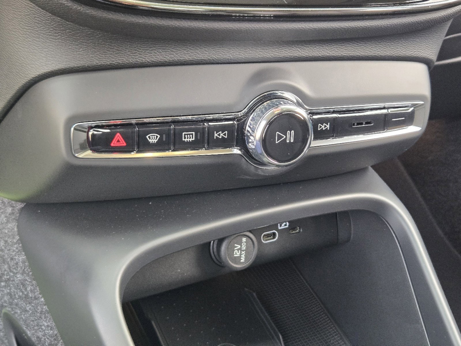 2025 Volvo XC40 Core - Photo 22