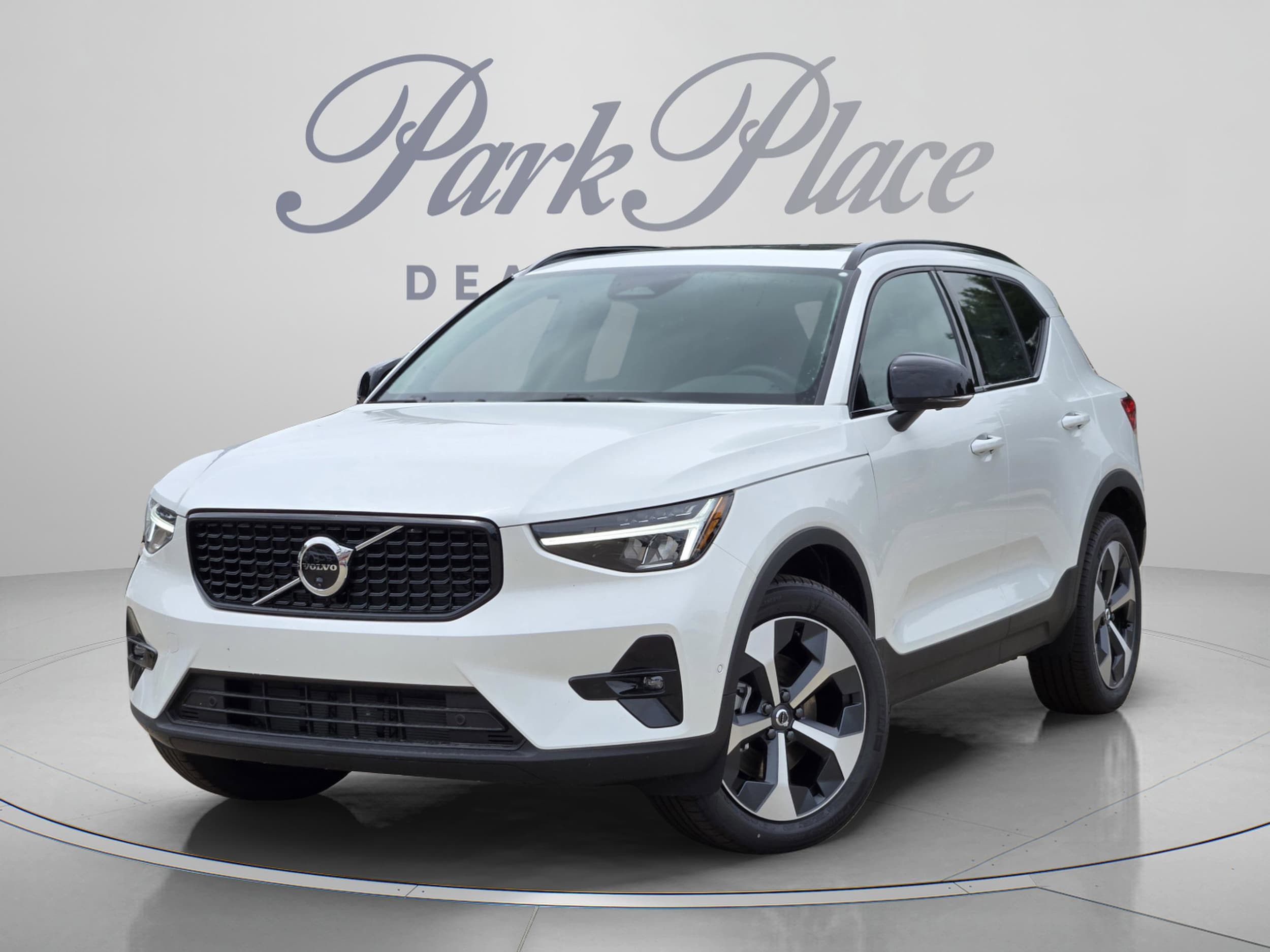 2026 Volvo XC40 B5 Plus Dark AWD's photo