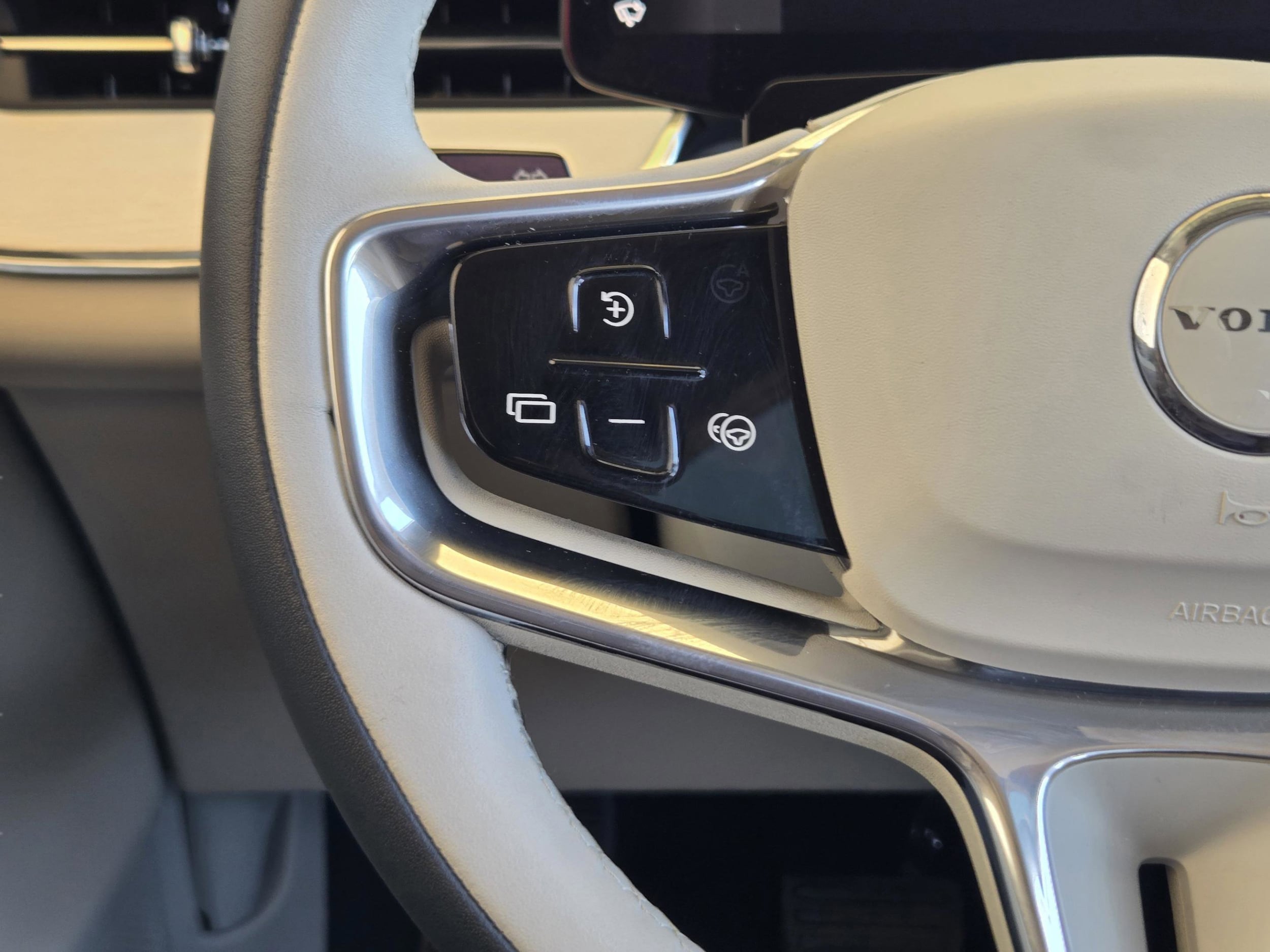 2025 Volvo EX90 Ultra - Photo 24