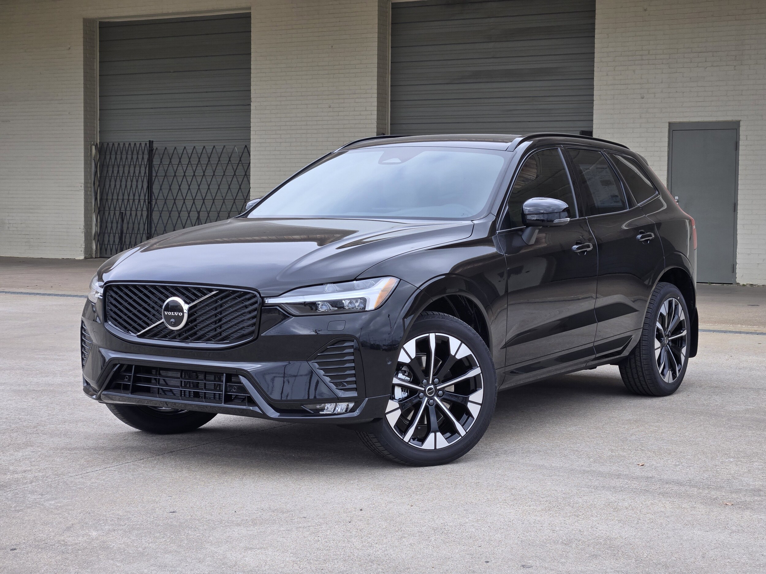 2026 Volvo XC60 Plus's photo
