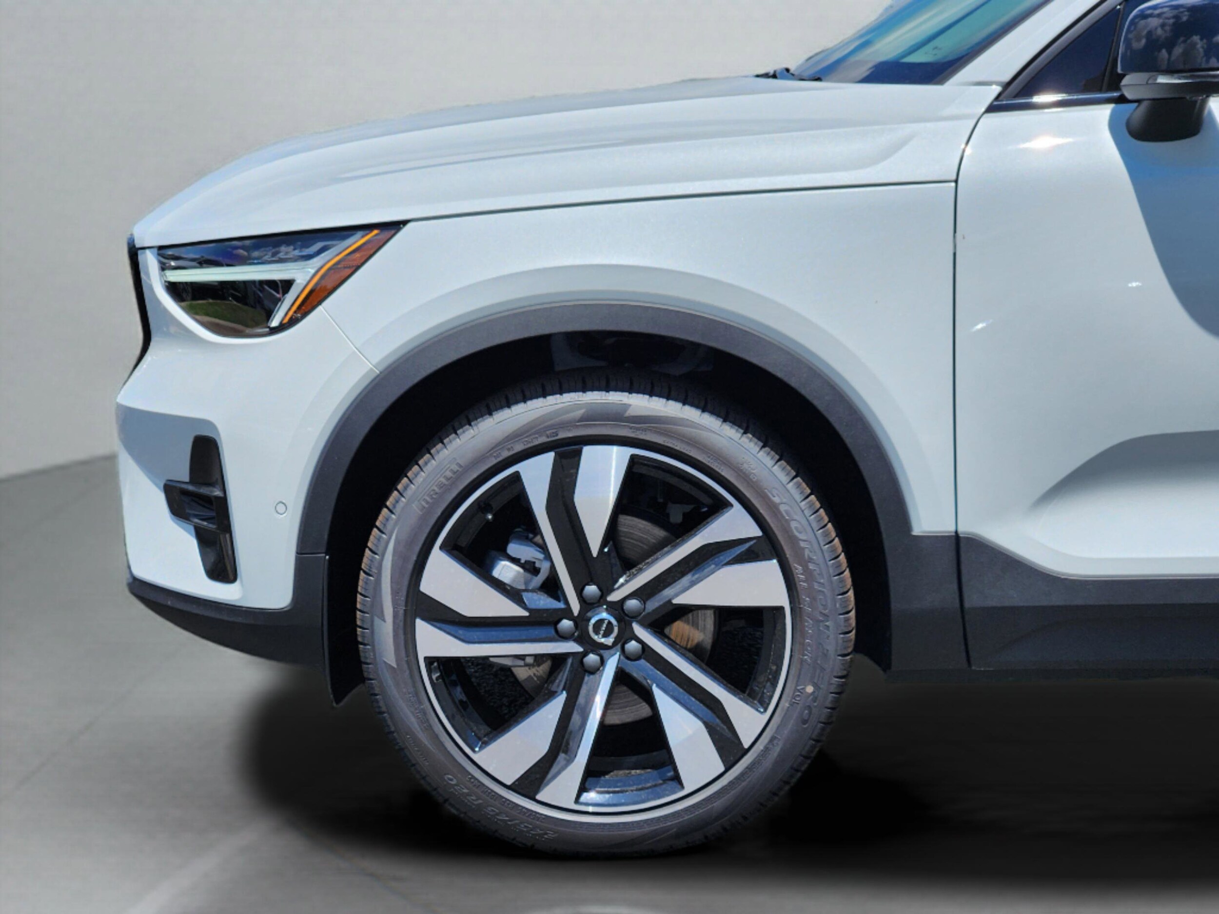 2026 Volvo XC40 Plus - Photo 30
