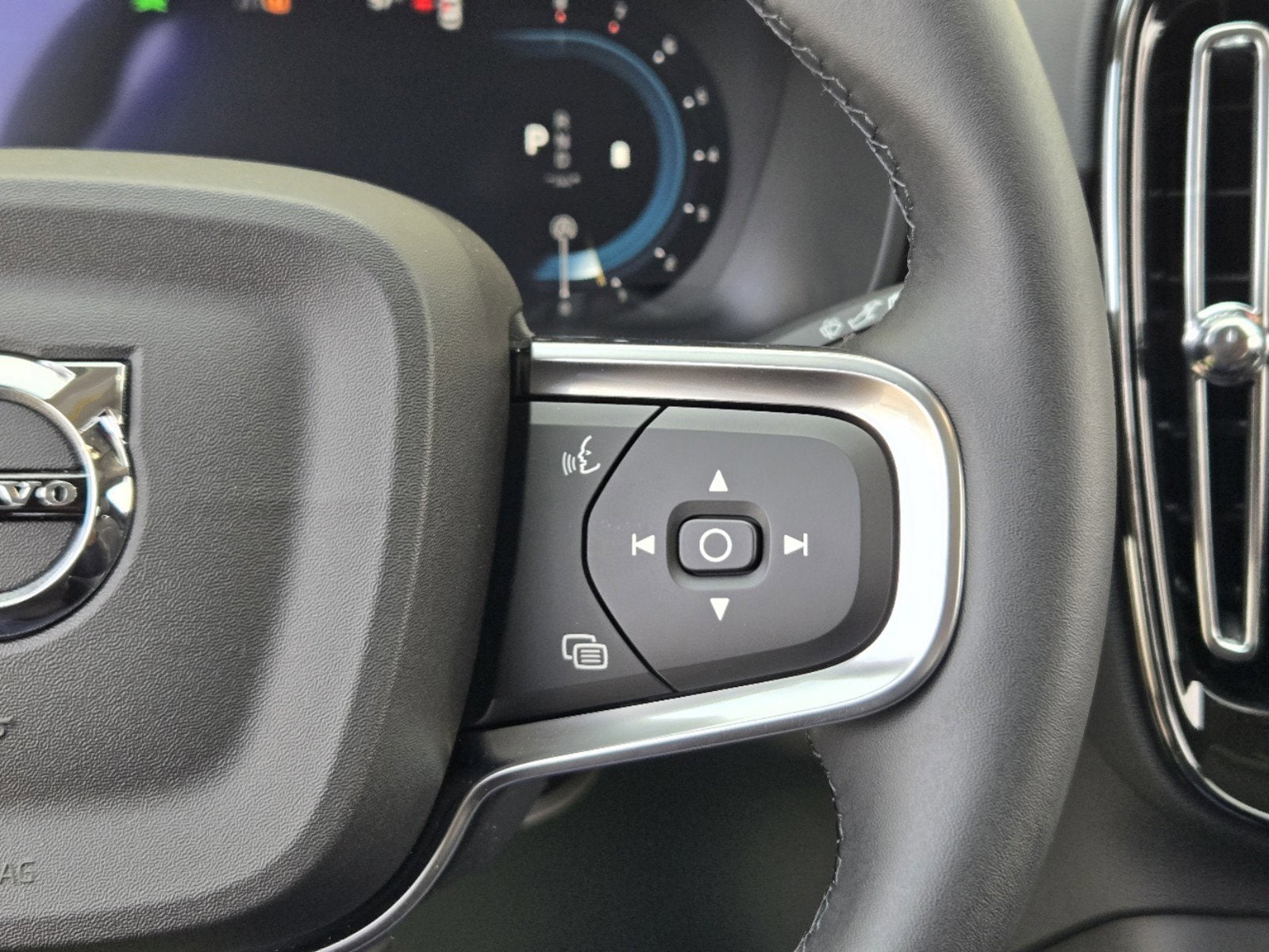 2025 Volvo XC40 Core - Photo 31