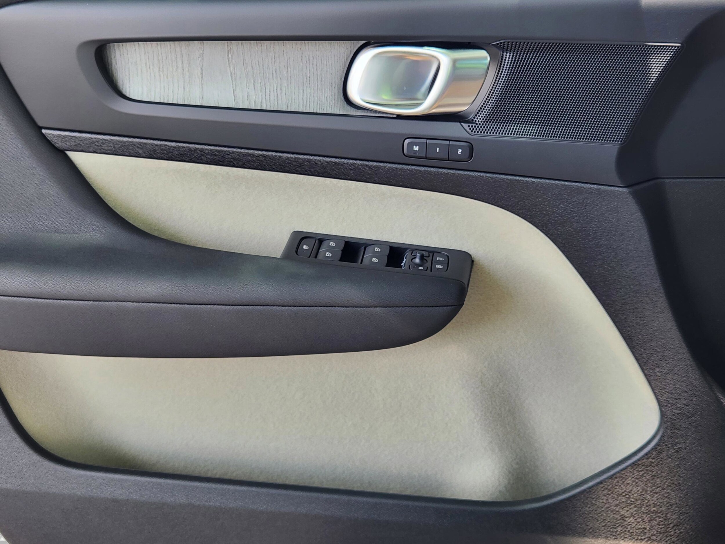 2026 Volvo XC40 Plus - Photo 28