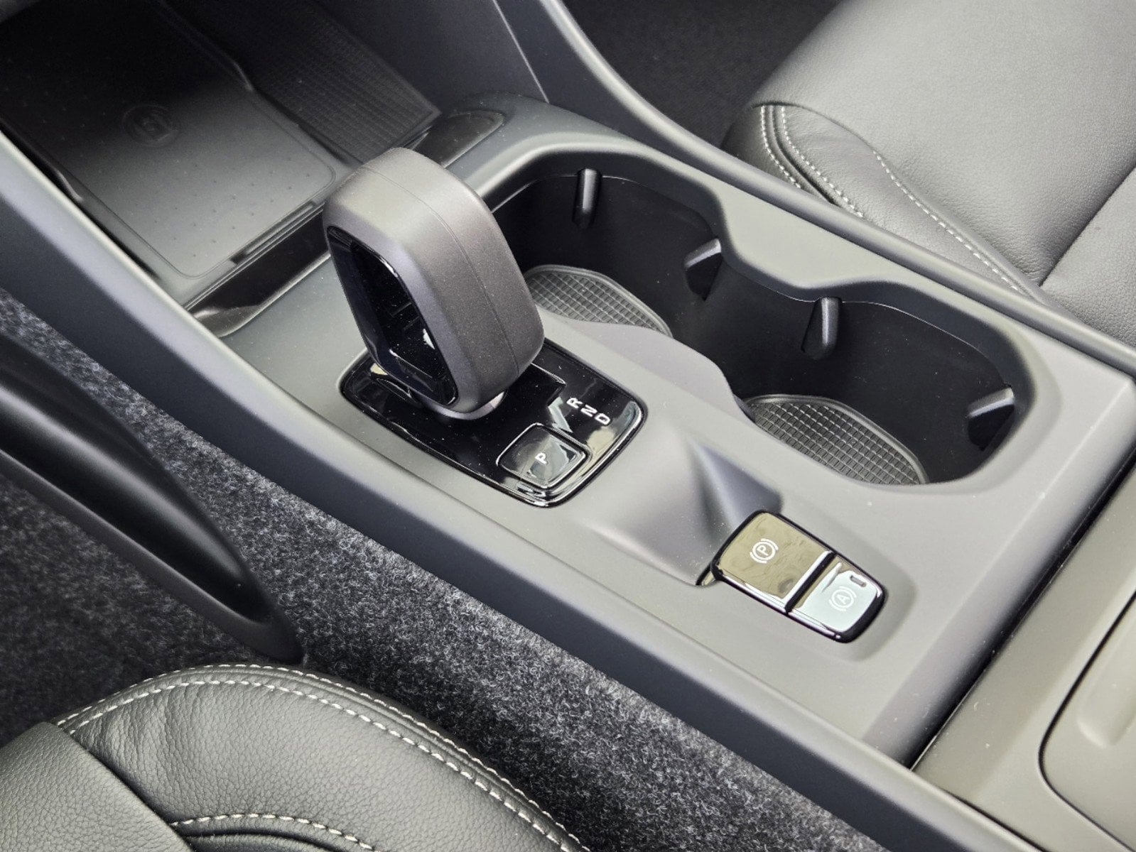 2025 Volvo XC40 Core - Photo 23