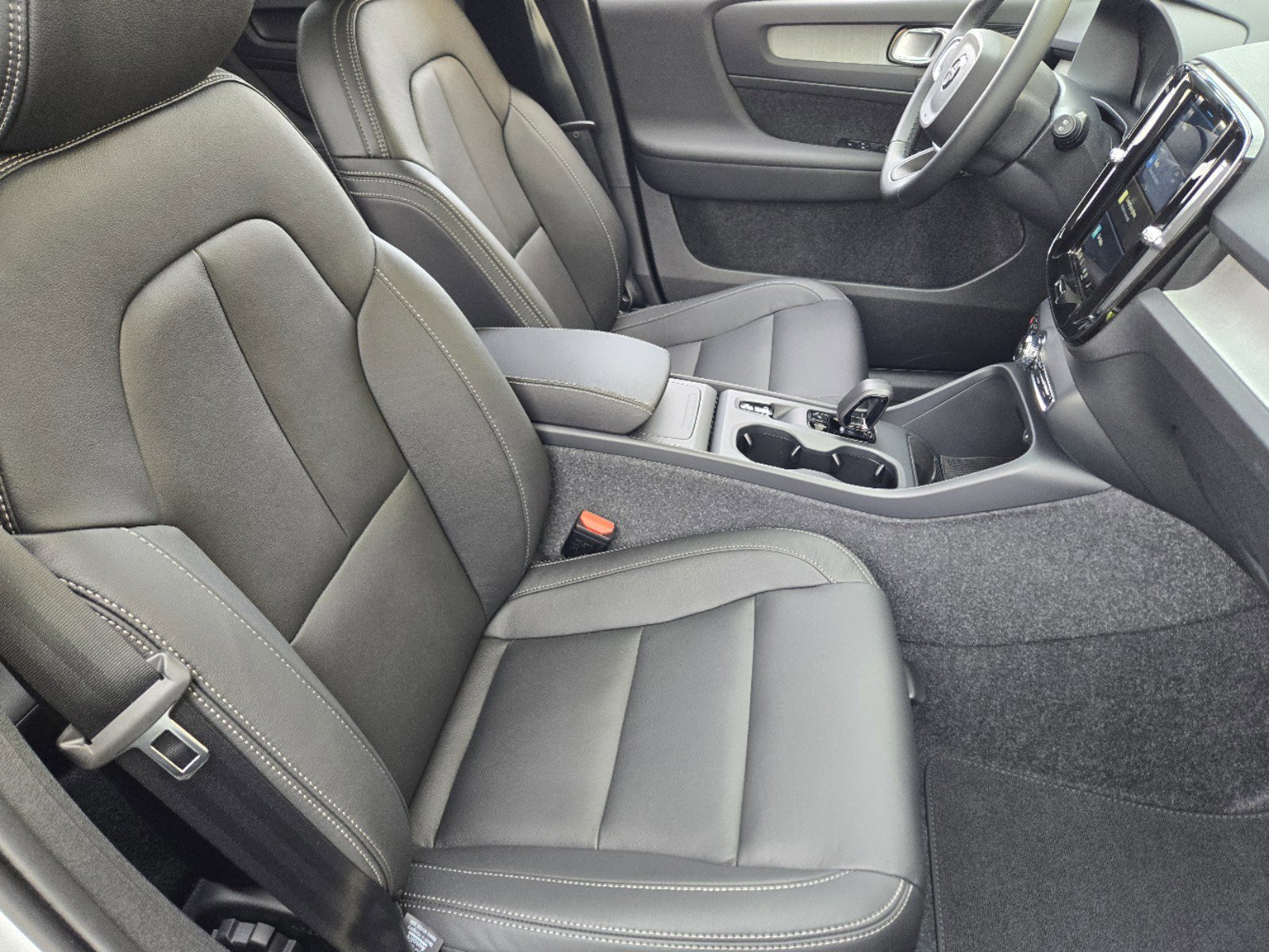 2025 Volvo XC40 Core - Photo 17
