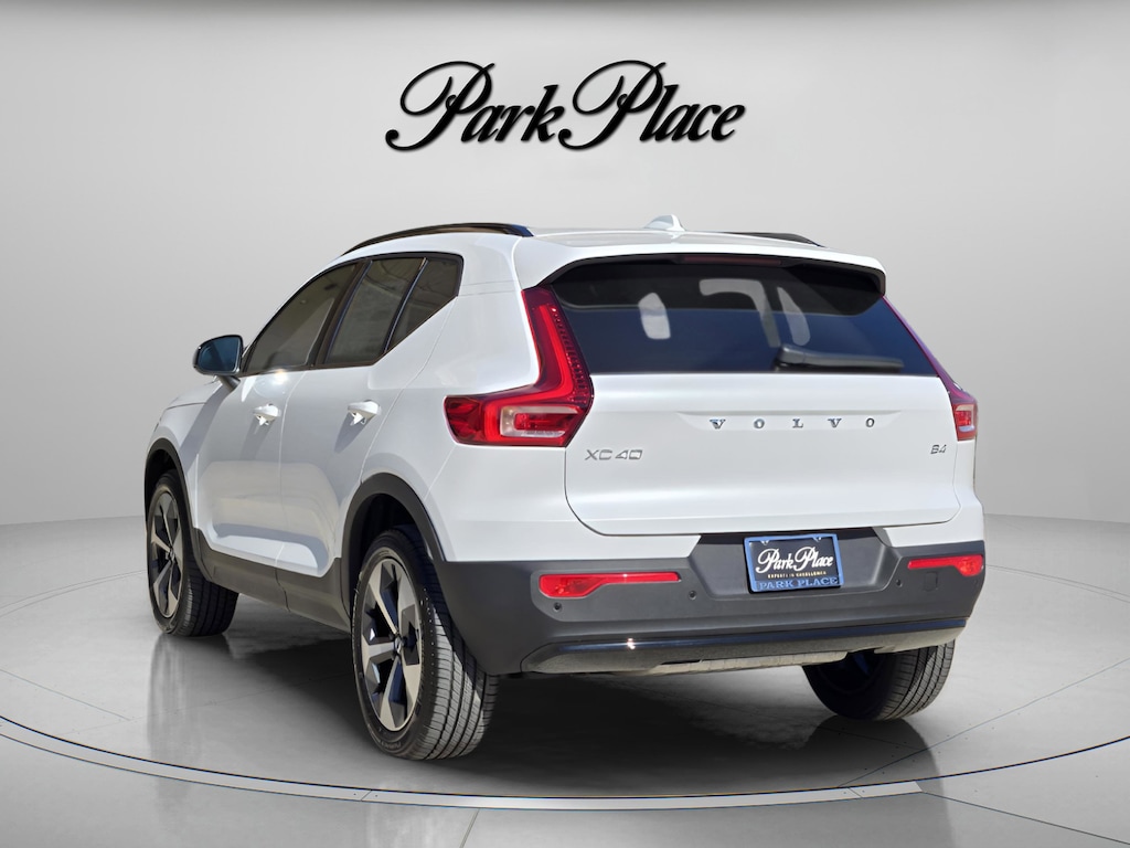 Used 2026 Volvo XC40 B4 Core SUV