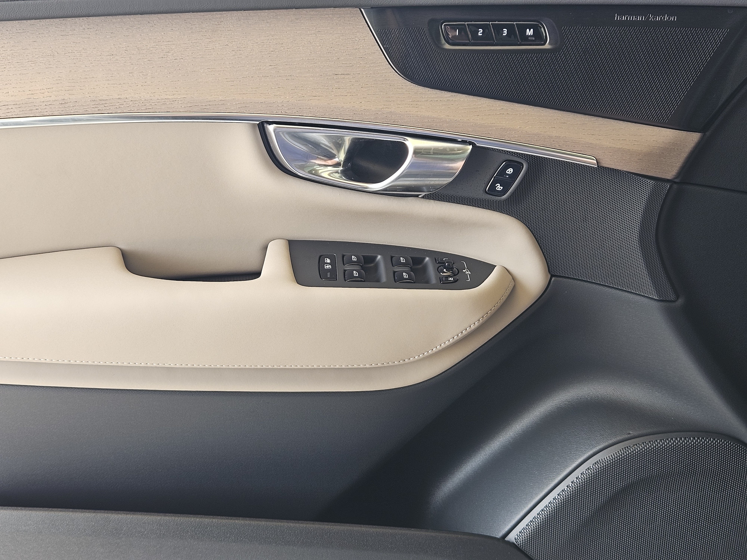 2026 Volvo XC90 Plus - Photo 23