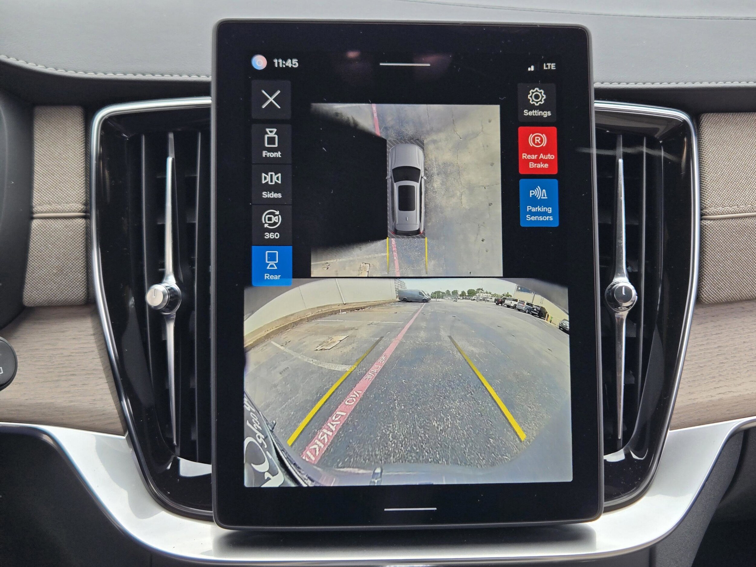 2026 Volvo XC90 Plus - Photo 16