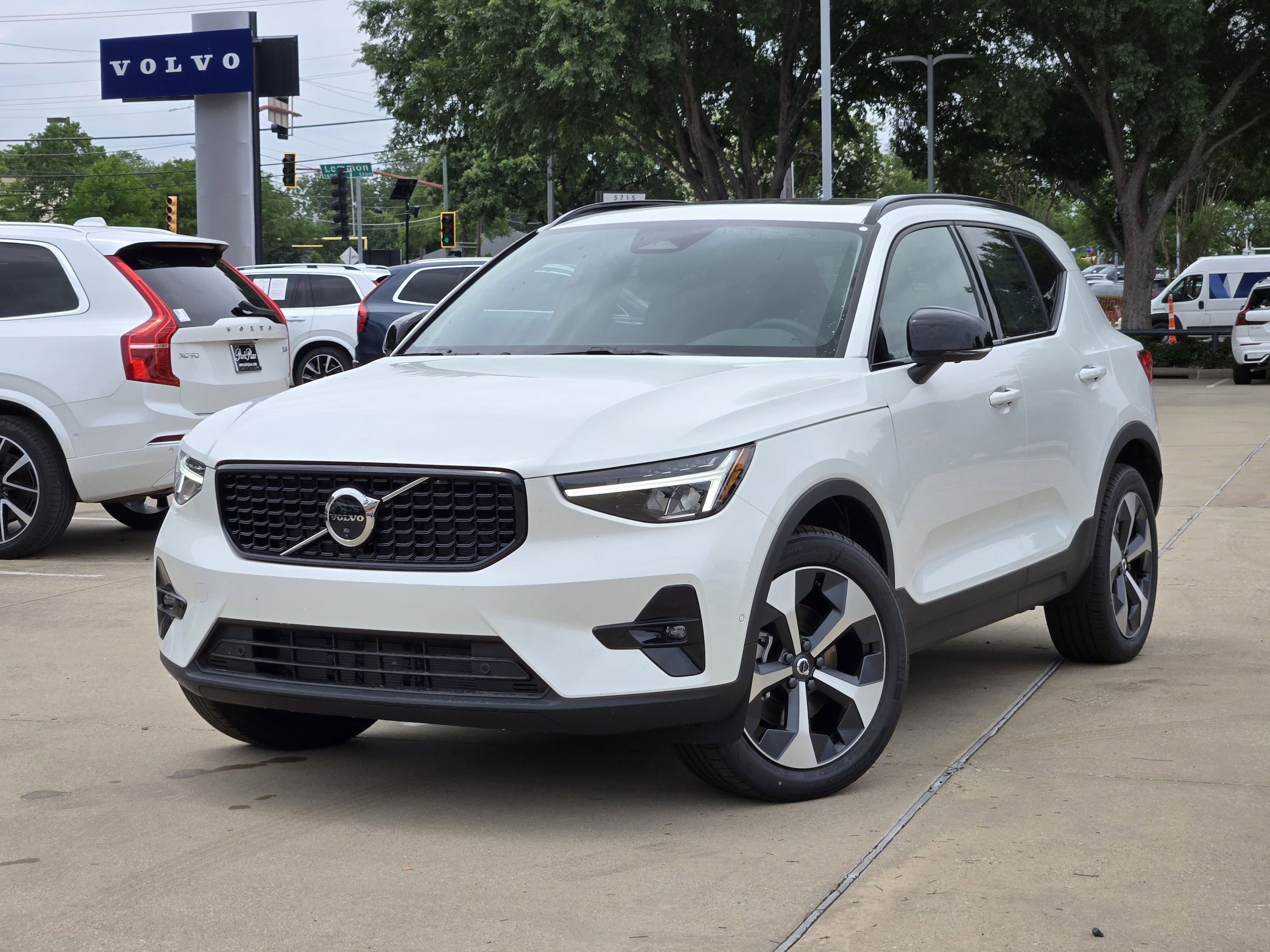 2026 Volvo XC40 B5 Plus Dark AWD's photo