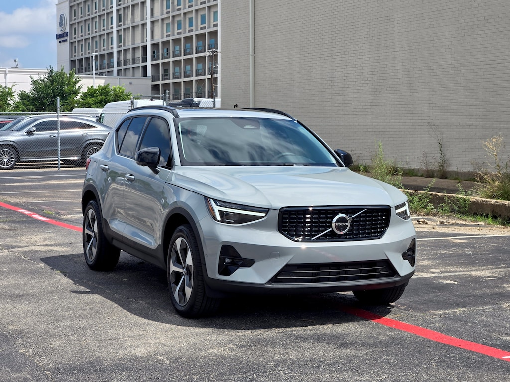 New 2026 Volvo XC40 B5 Plus SUV