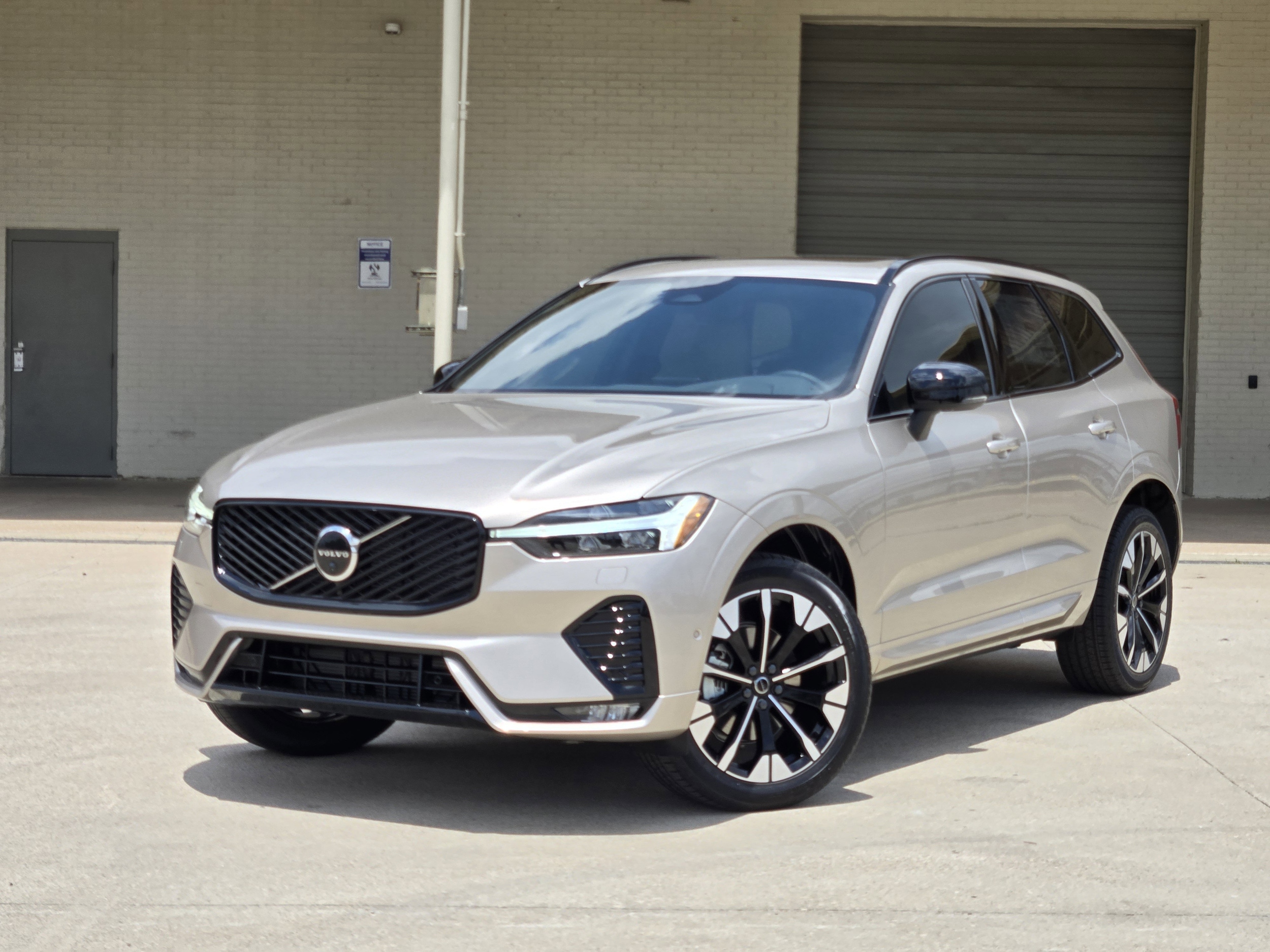 2026 Volvo XC60 B5 Plus Dark AWD's photo