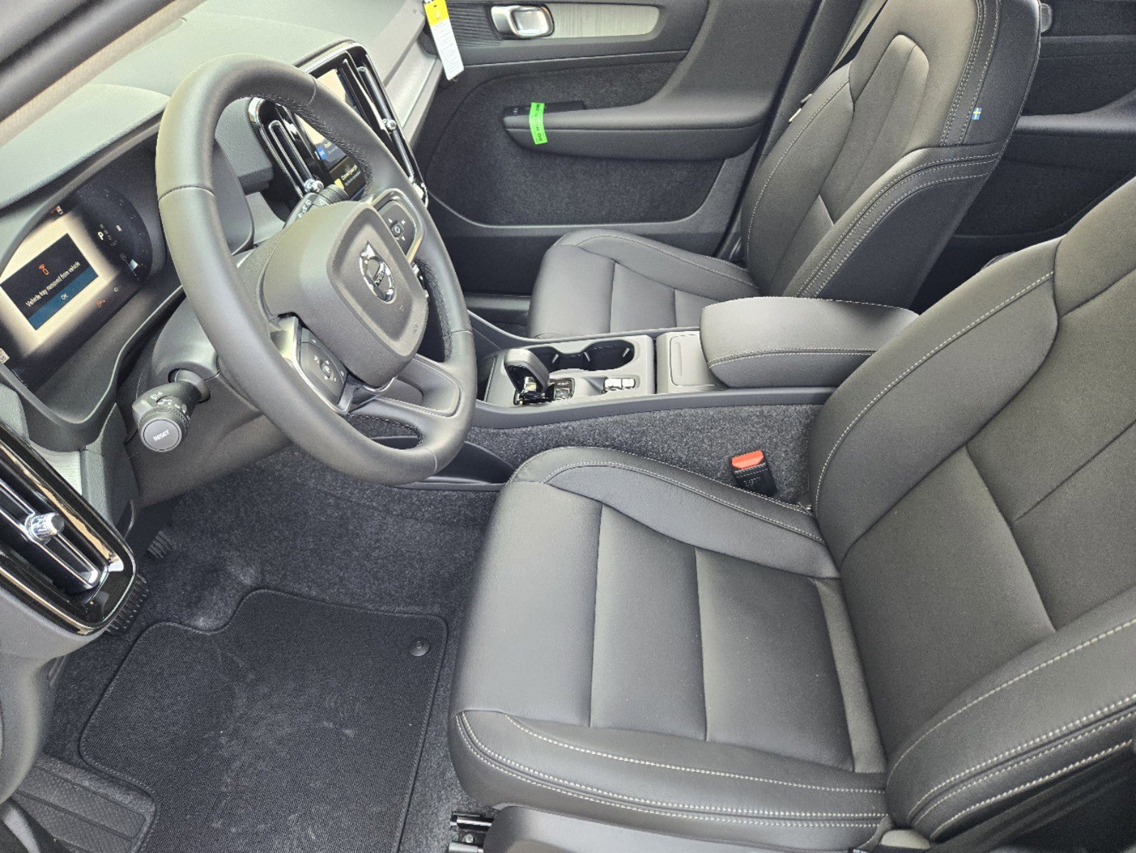 2025 Volvo XC40 Core - Photo 16