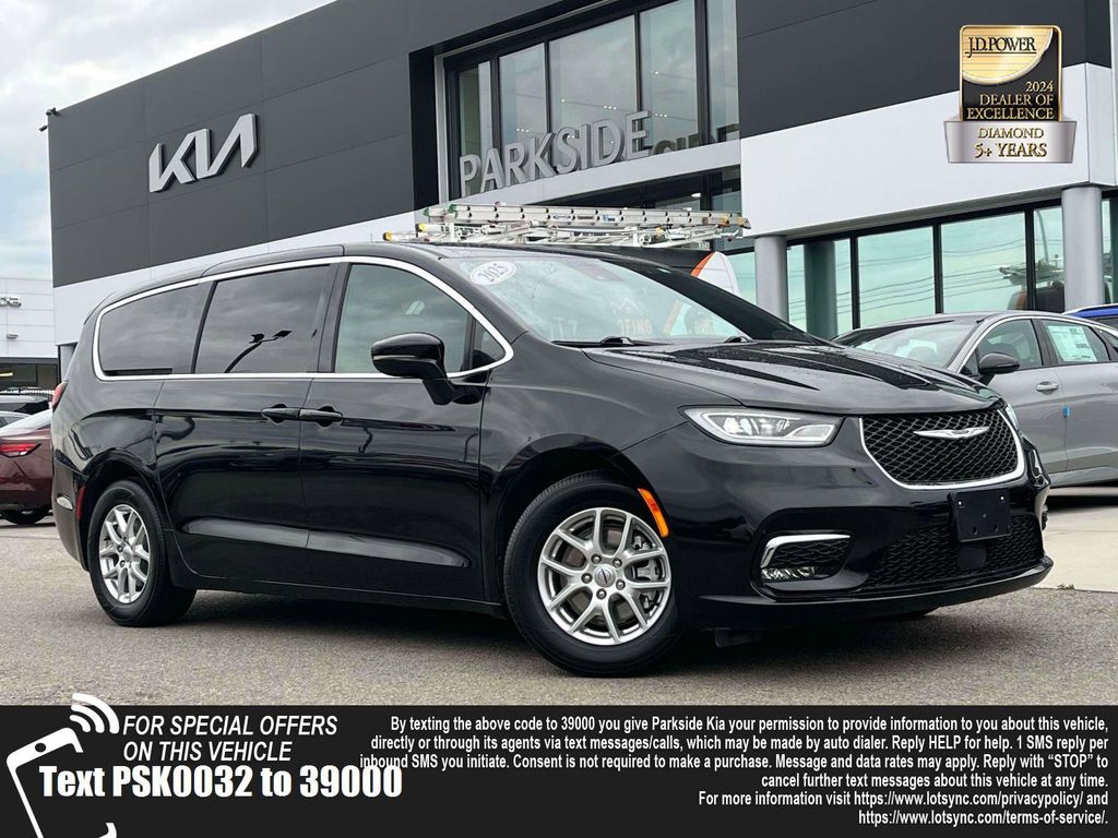 2025 Chrysler Pacifica Select's photo