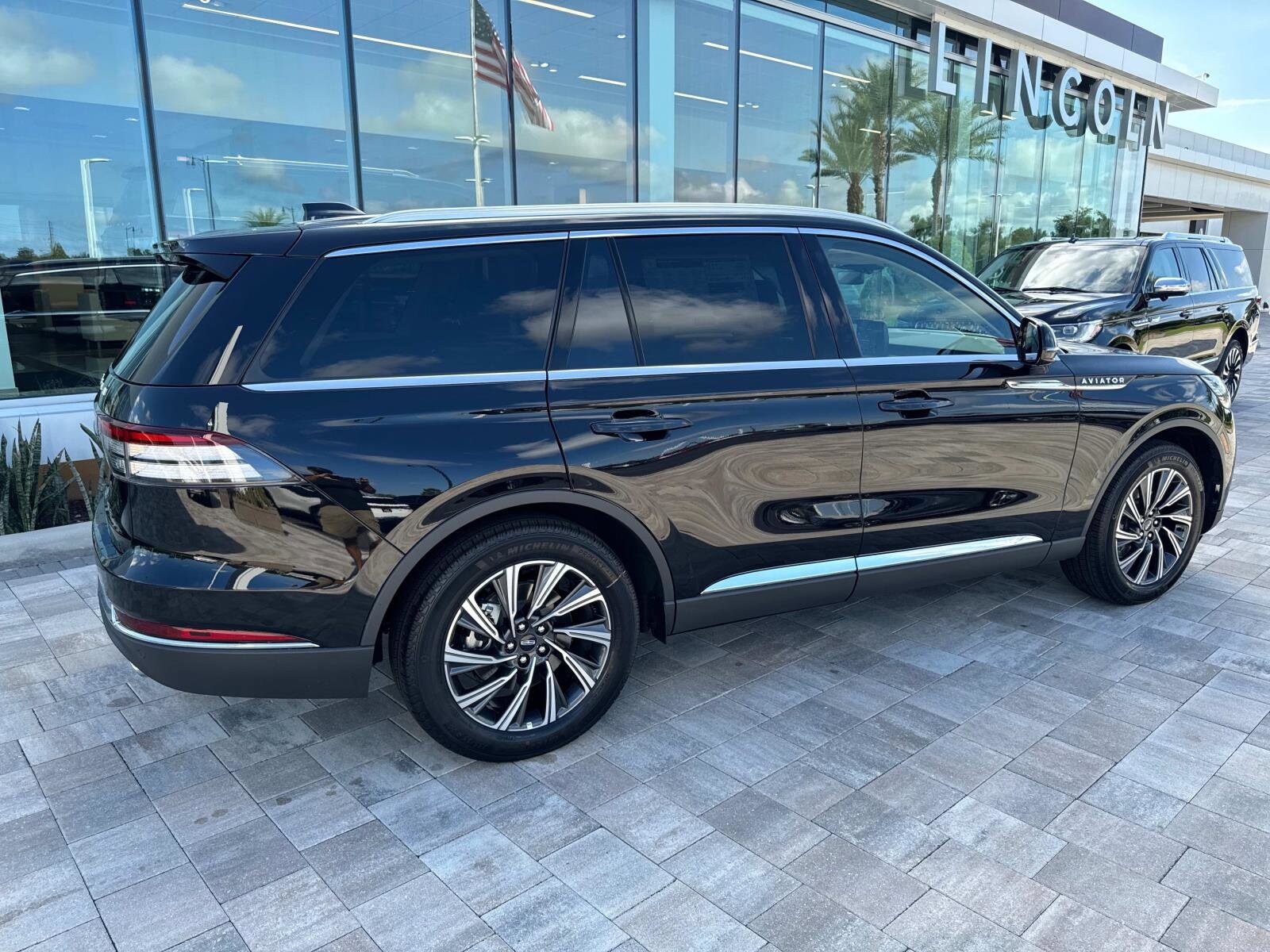 2025 Lincoln Aviator Premiere photo 2