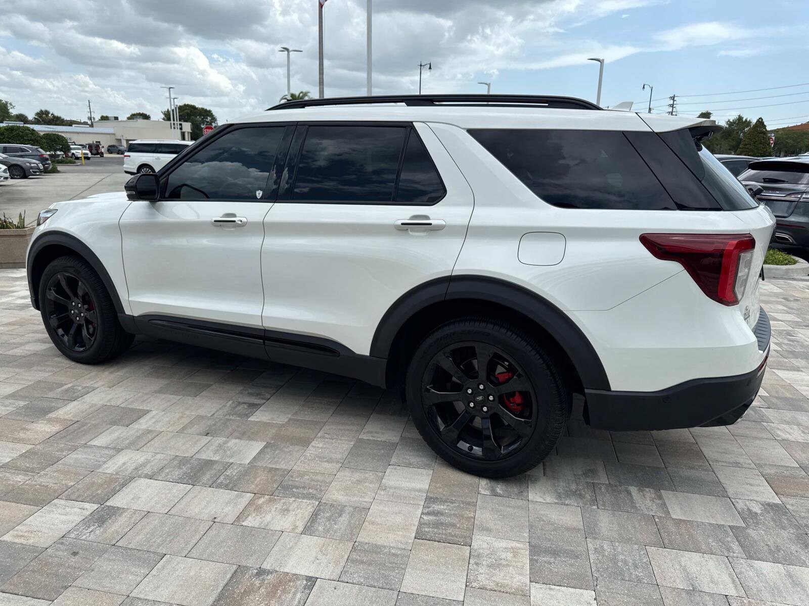 2022 Ford Explorer ST photo 3