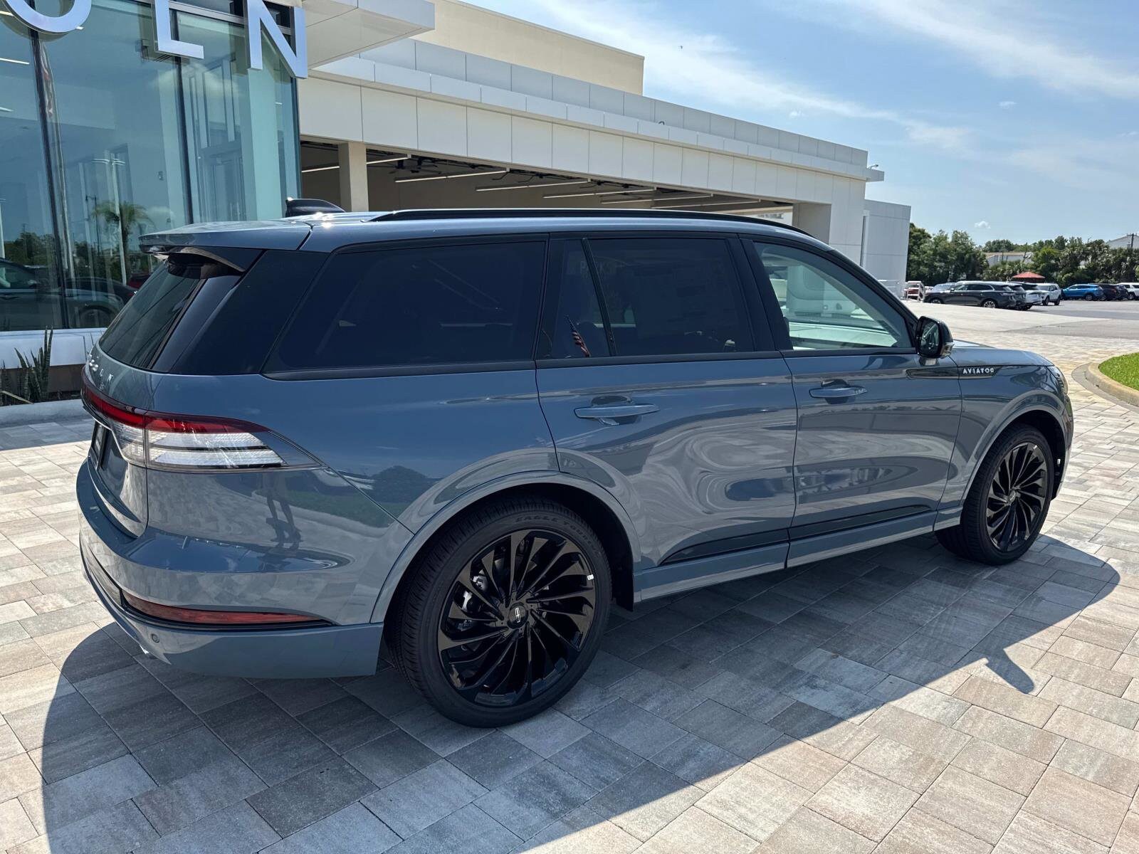 2025 Lincoln Aviator Reserve photo 2