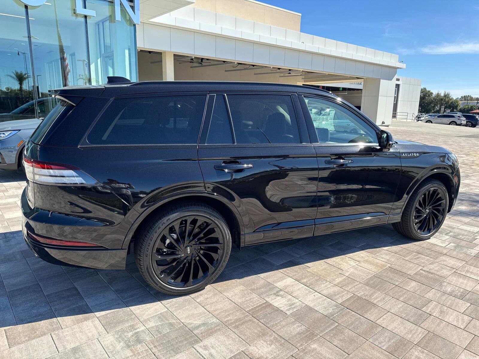 2025 Lincoln Aviator Reserve photo 2