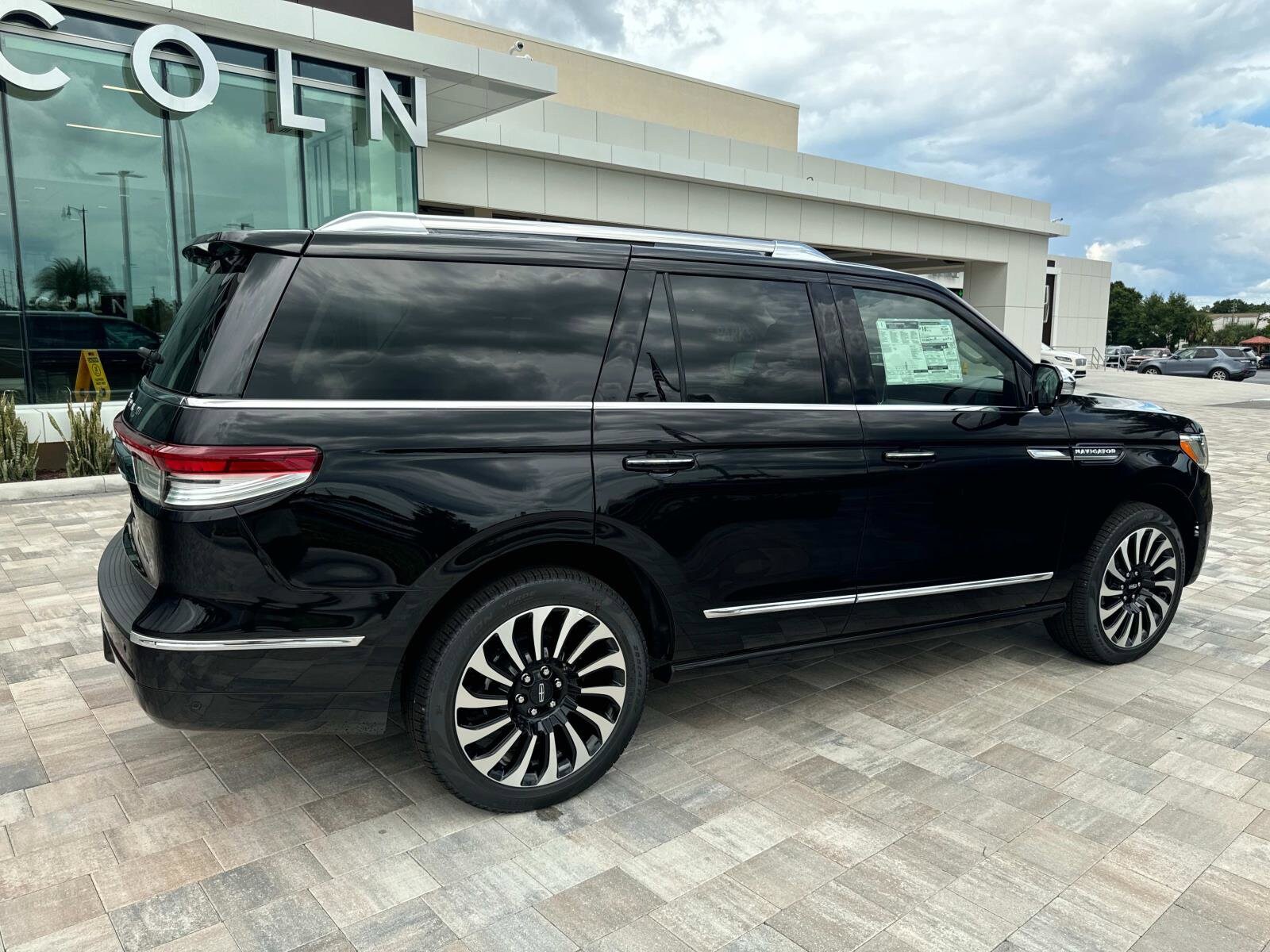 2024 Lincoln Navigator Black Label photo 2