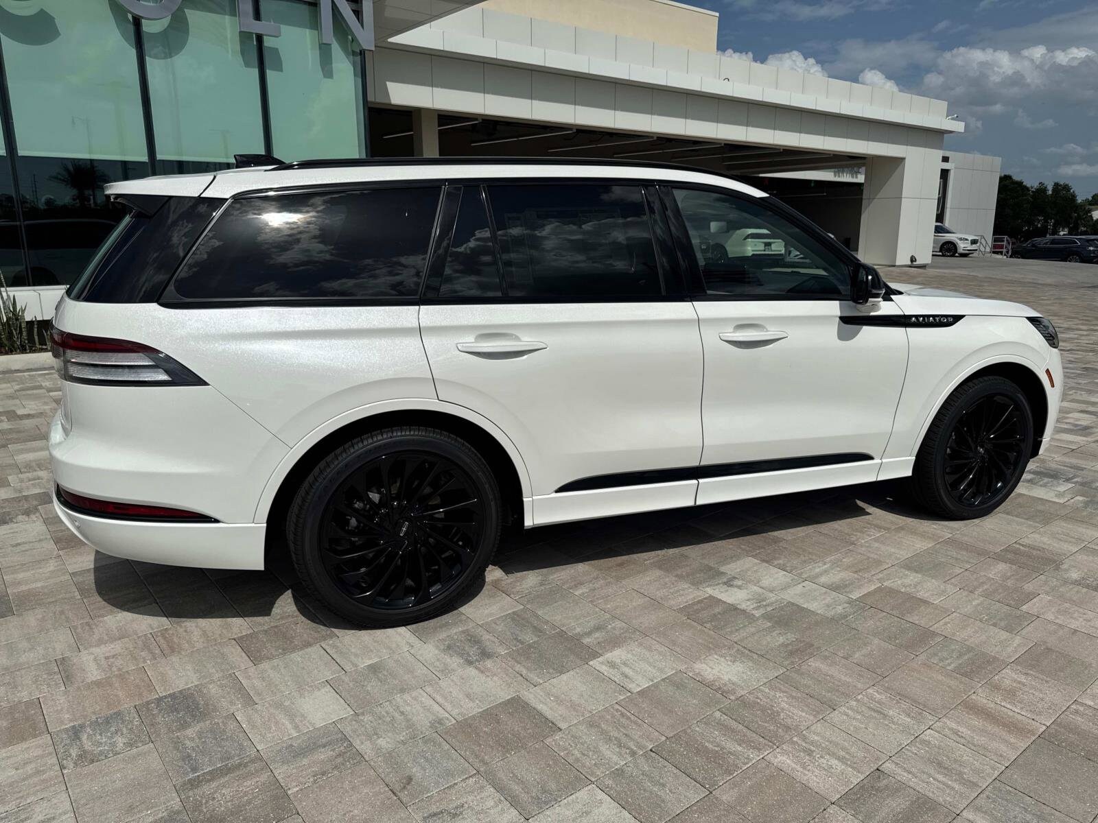 2025 Lincoln Aviator Reserve photo 2