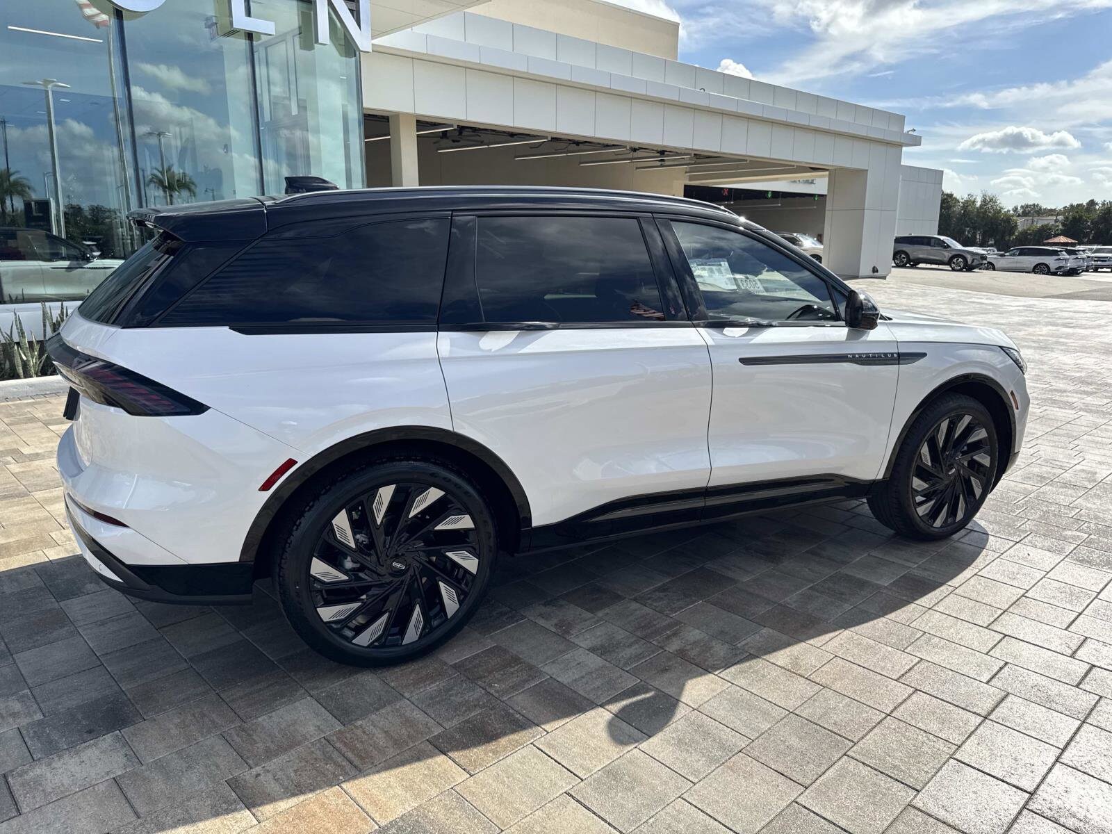 2026 Lincoln Nautilus Reserve photo 2