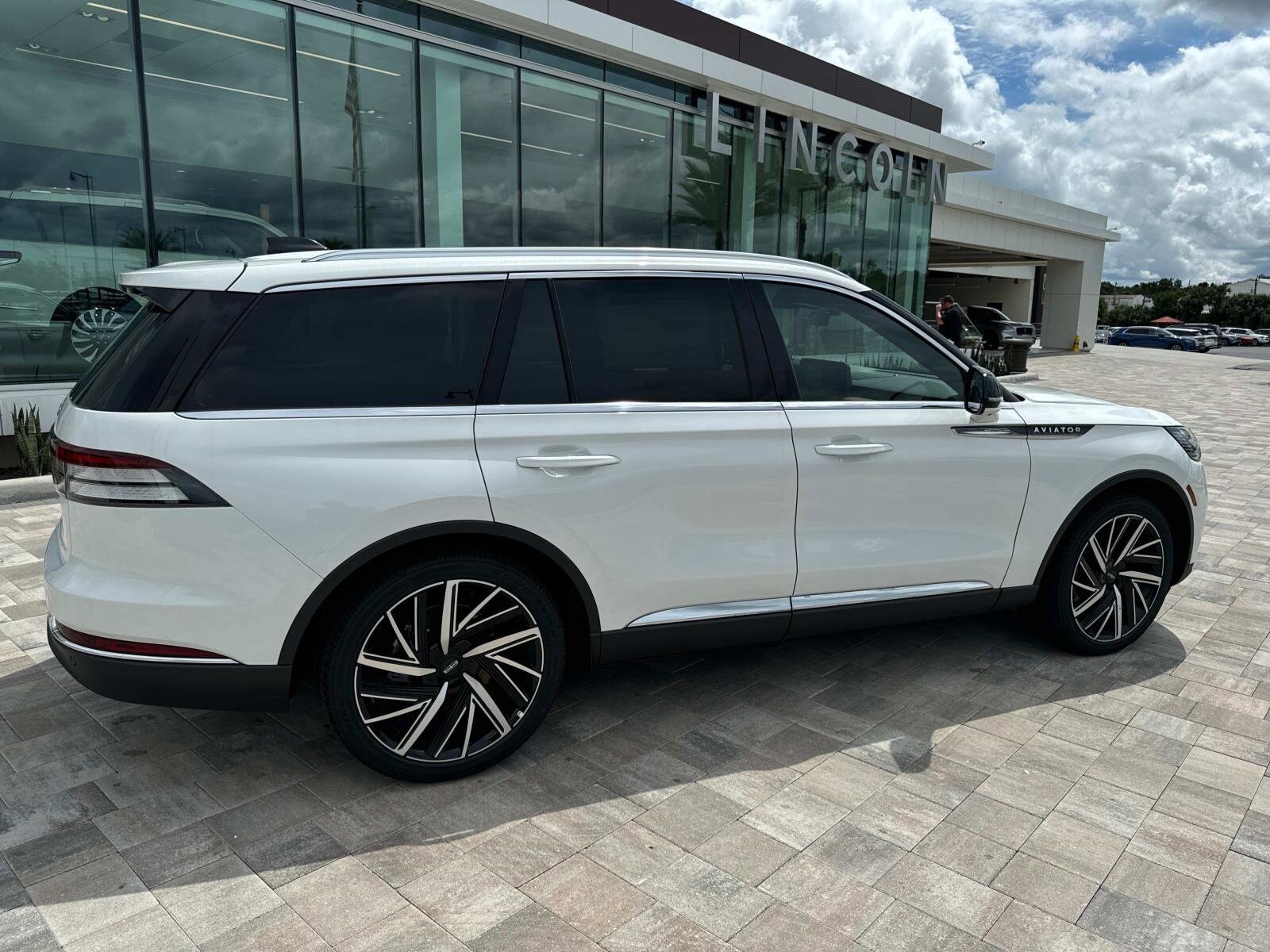 2025 Lincoln Aviator Reserve photo 2