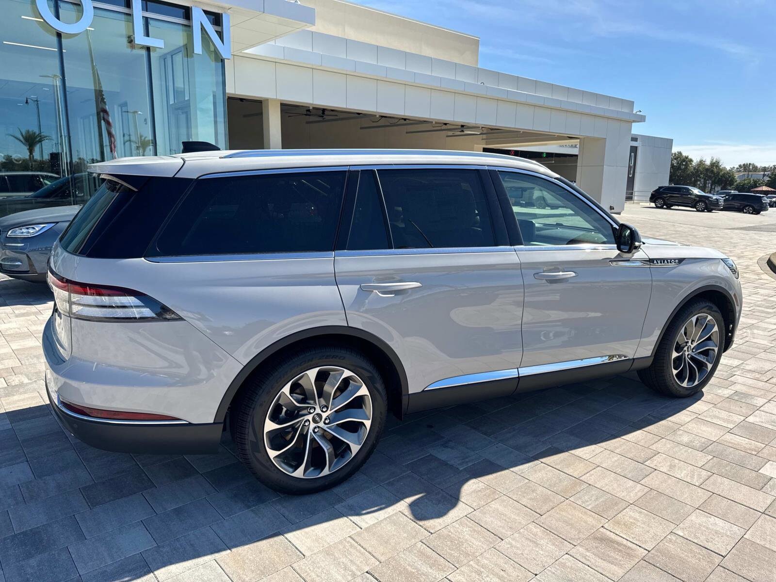 2025 Lincoln Aviator Reserve photo 2