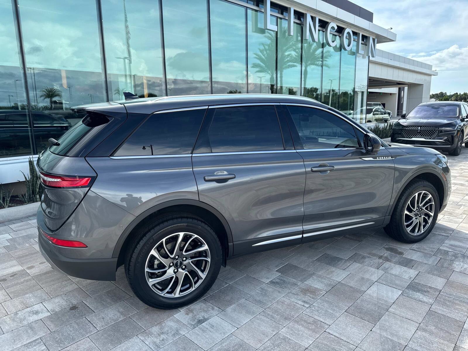 2022 Lincoln Corsair Standard photo 2