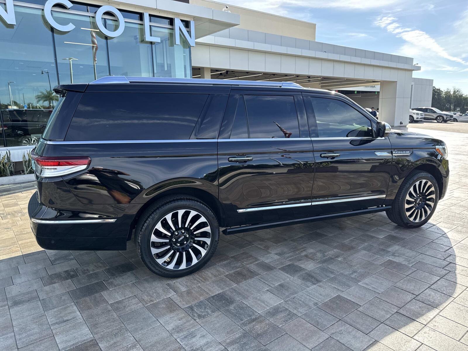 2024 Lincoln Navigator Black Label photo 2