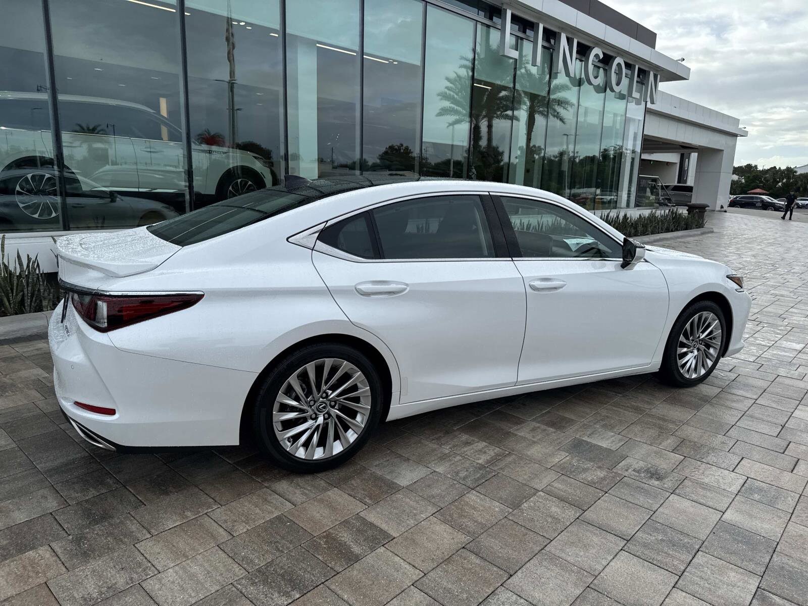 2022 Lexus ES 350 Ultra Luxury photo 2
