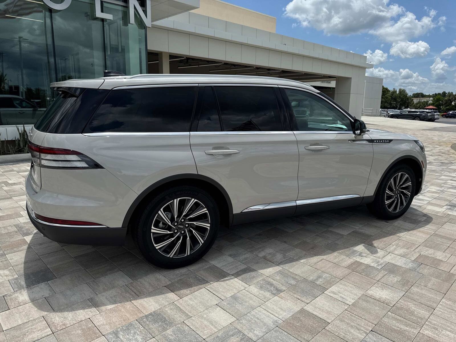 2025 Lincoln Aviator Premiere photo 2
