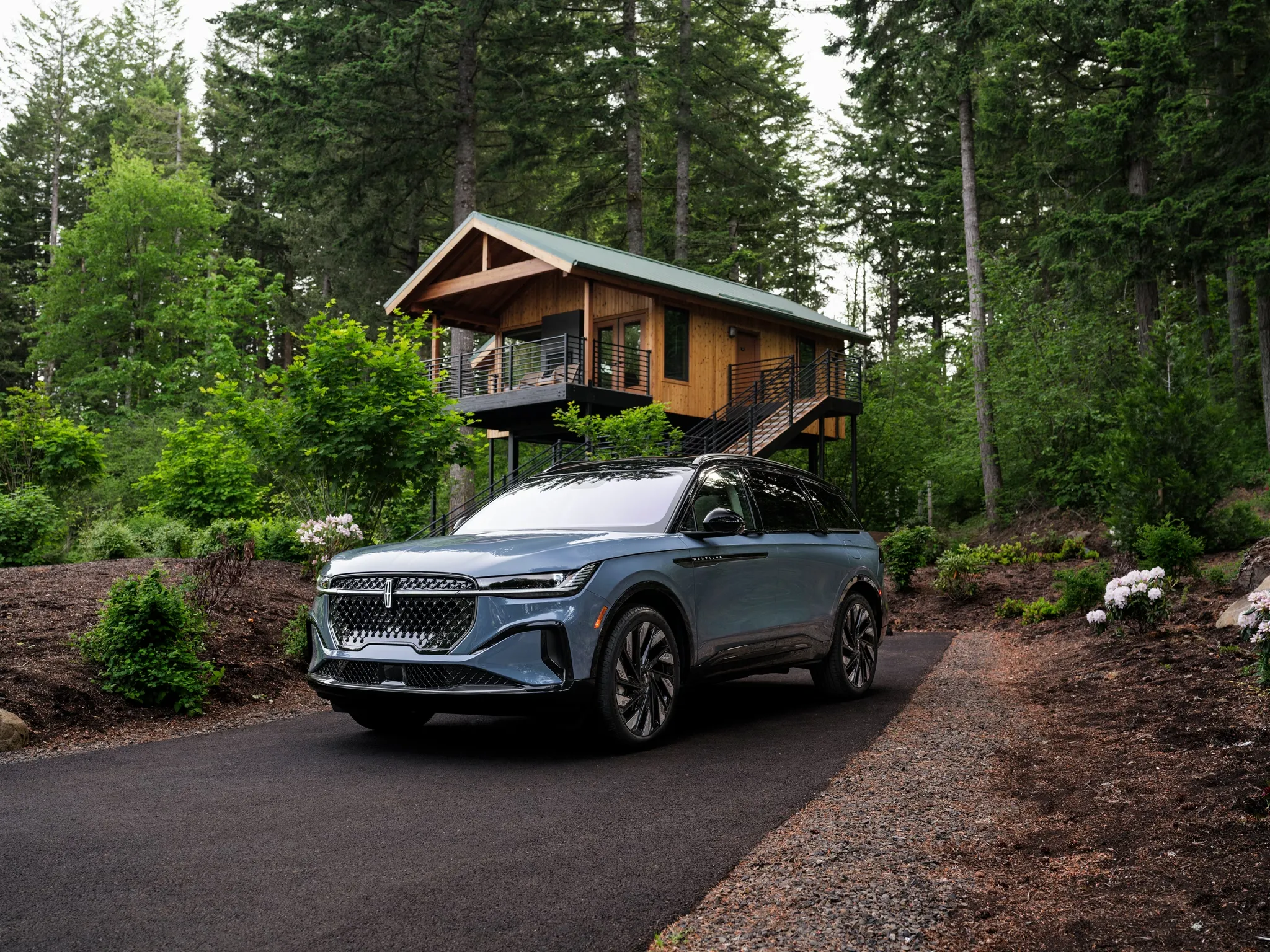 2026 Lincoln Nautilus front three-quarter angle