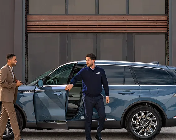 Lincoln concierge handing off a vehicle