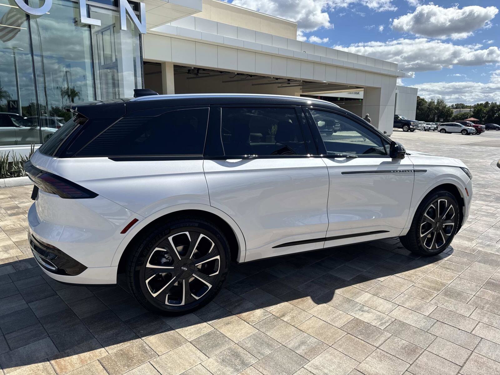 2026 Lincoln Nautilus Reserve photo 2