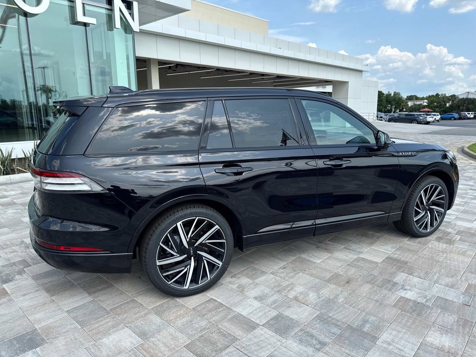 2025 Lincoln Aviator Black Label photo 2