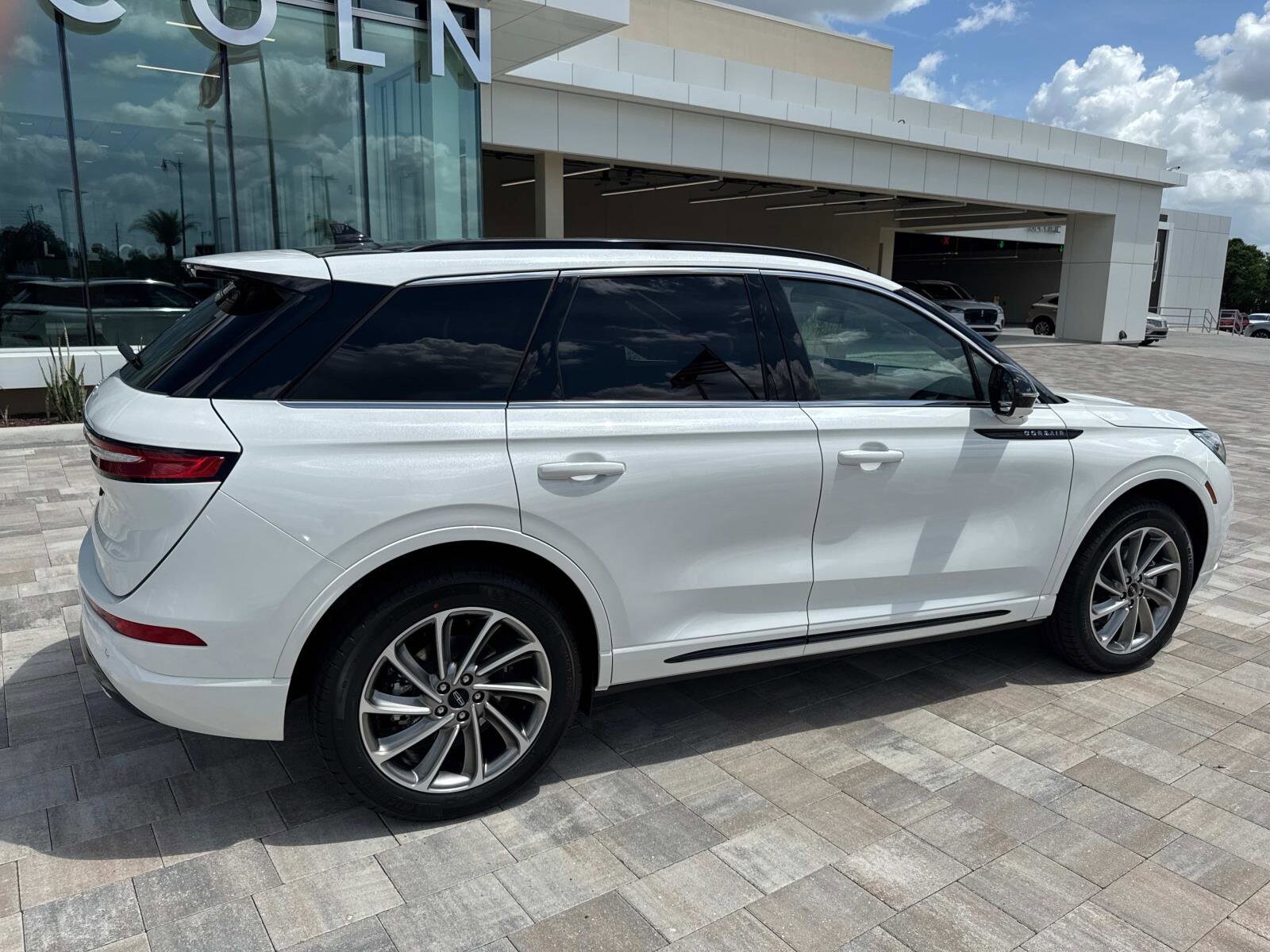 2025 Lincoln Corsair Grand Touring photo 2