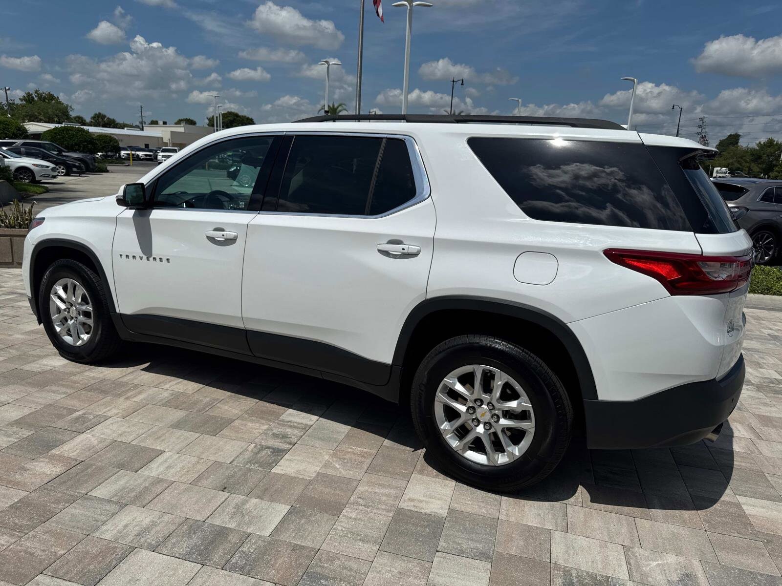 2021 Chevrolet Traverse Leather photo 3
