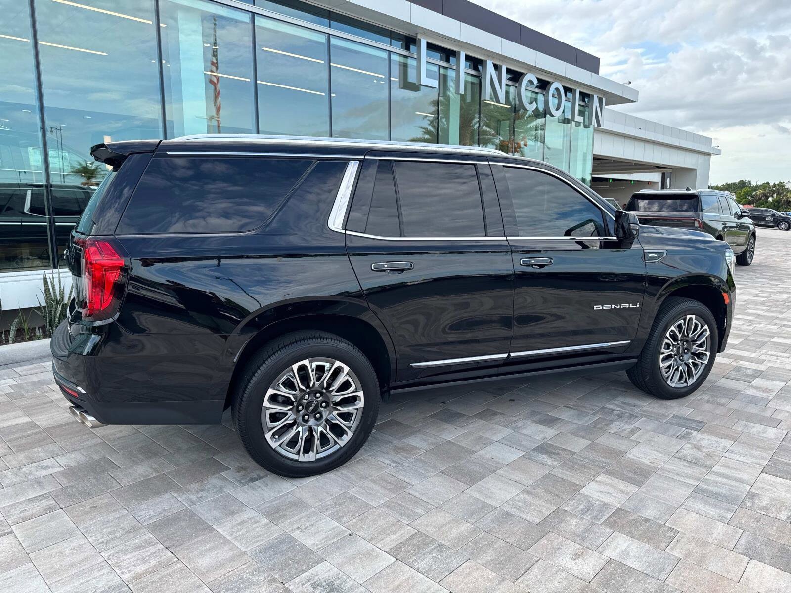 2023 Gmc Yukon Denali Ultimate photo 2