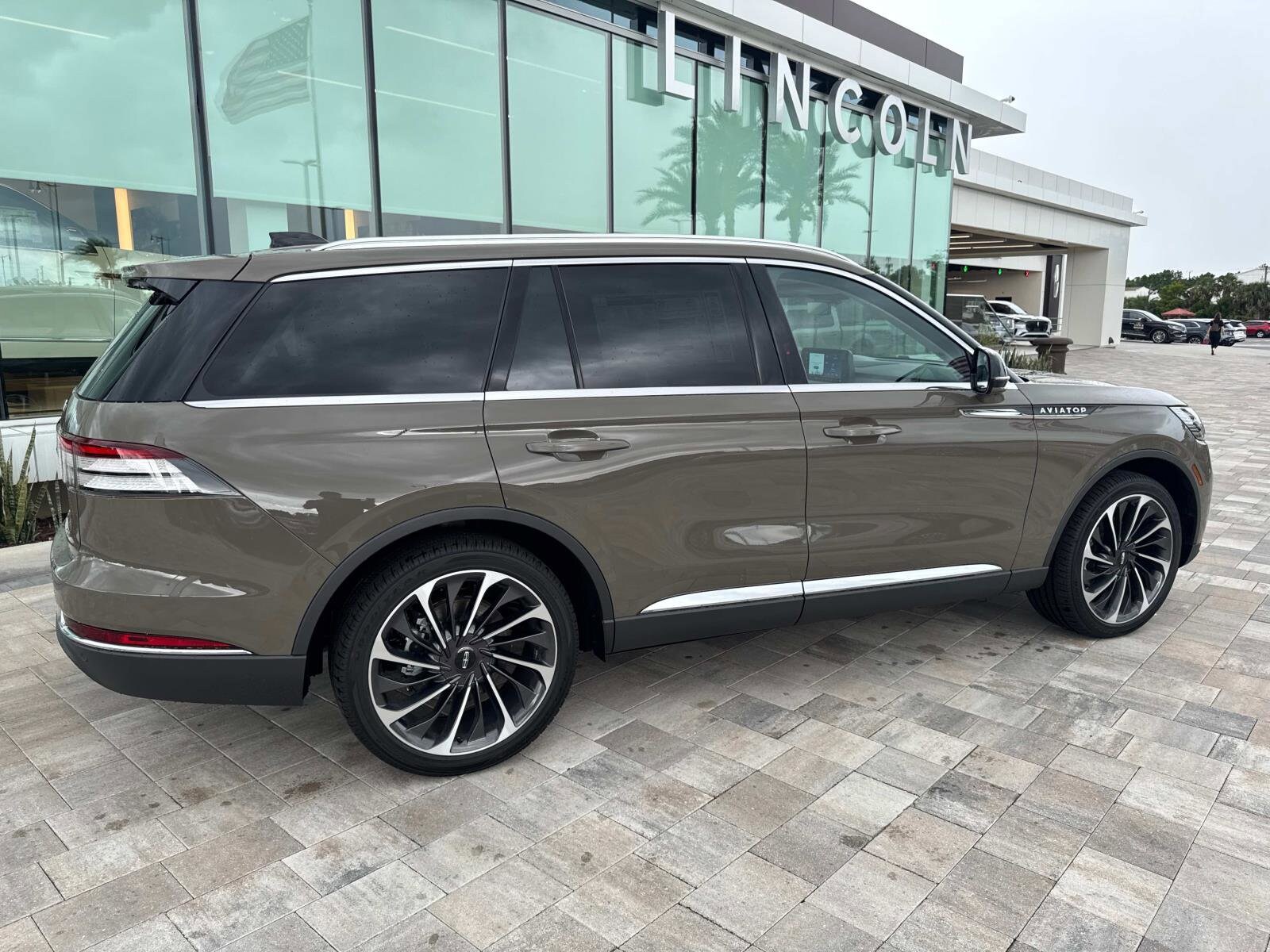 2025 Lincoln Aviator Reserve photo 2