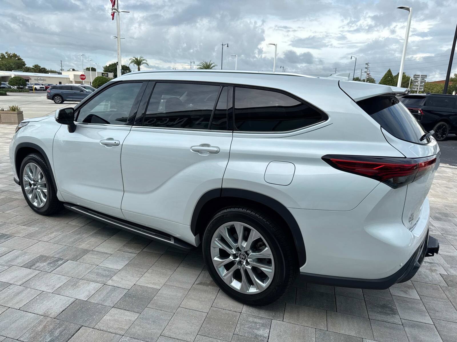 2022 Toyota Highlander Limited photo 4