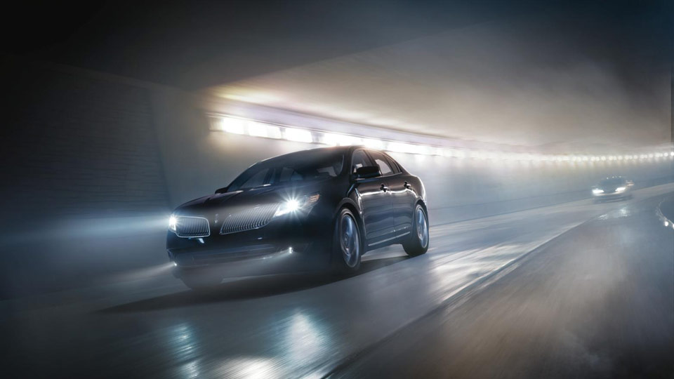 2015 lincoln MKS  direct-injection technology and twin turbochargers