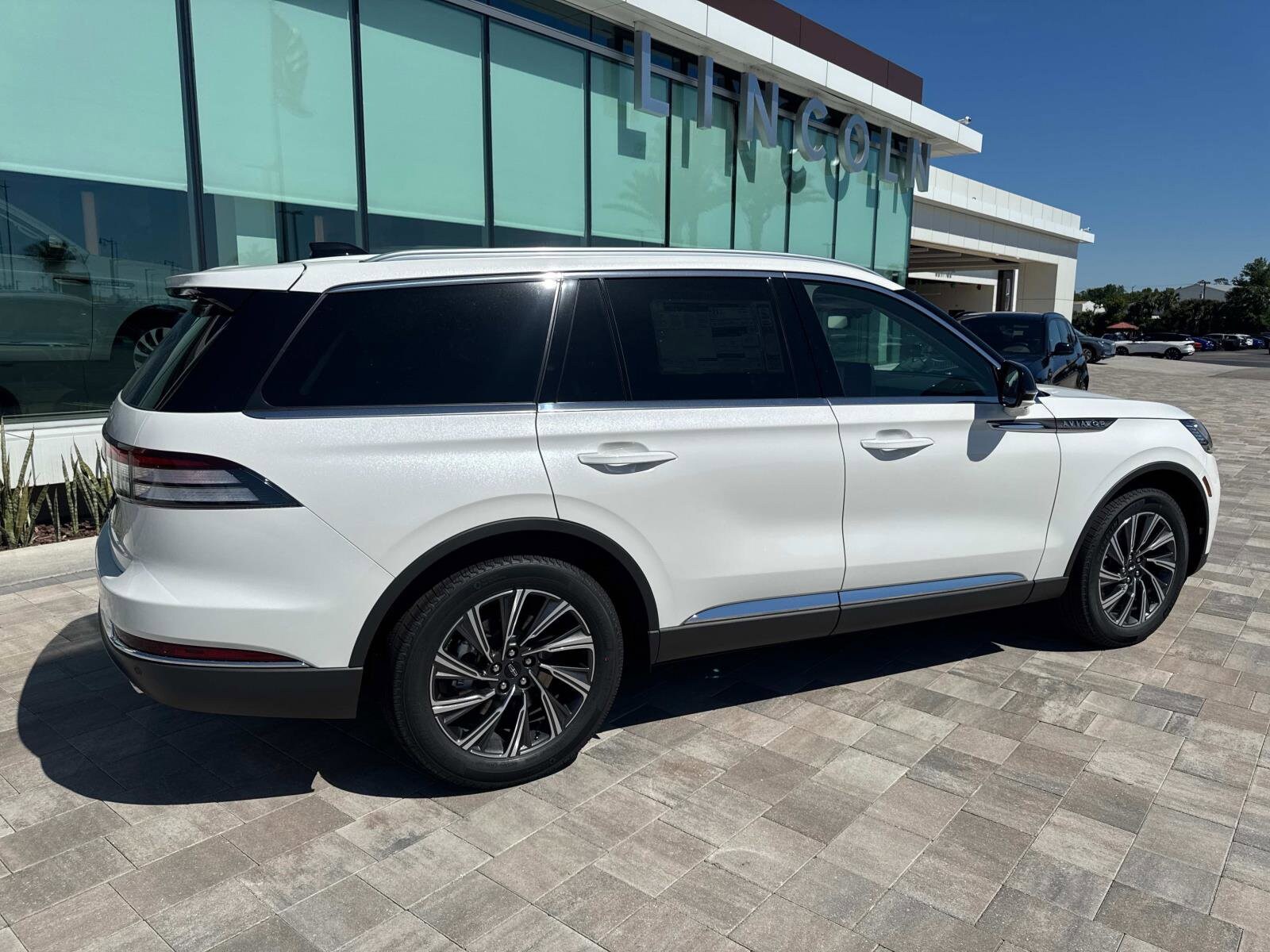 2025 Lincoln Aviator Premiere photo 2