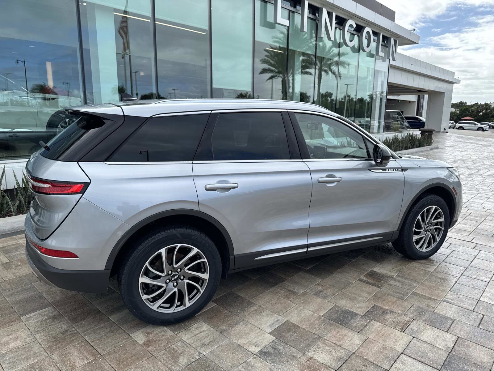 2021 Lincoln Corsair Standard photo 2