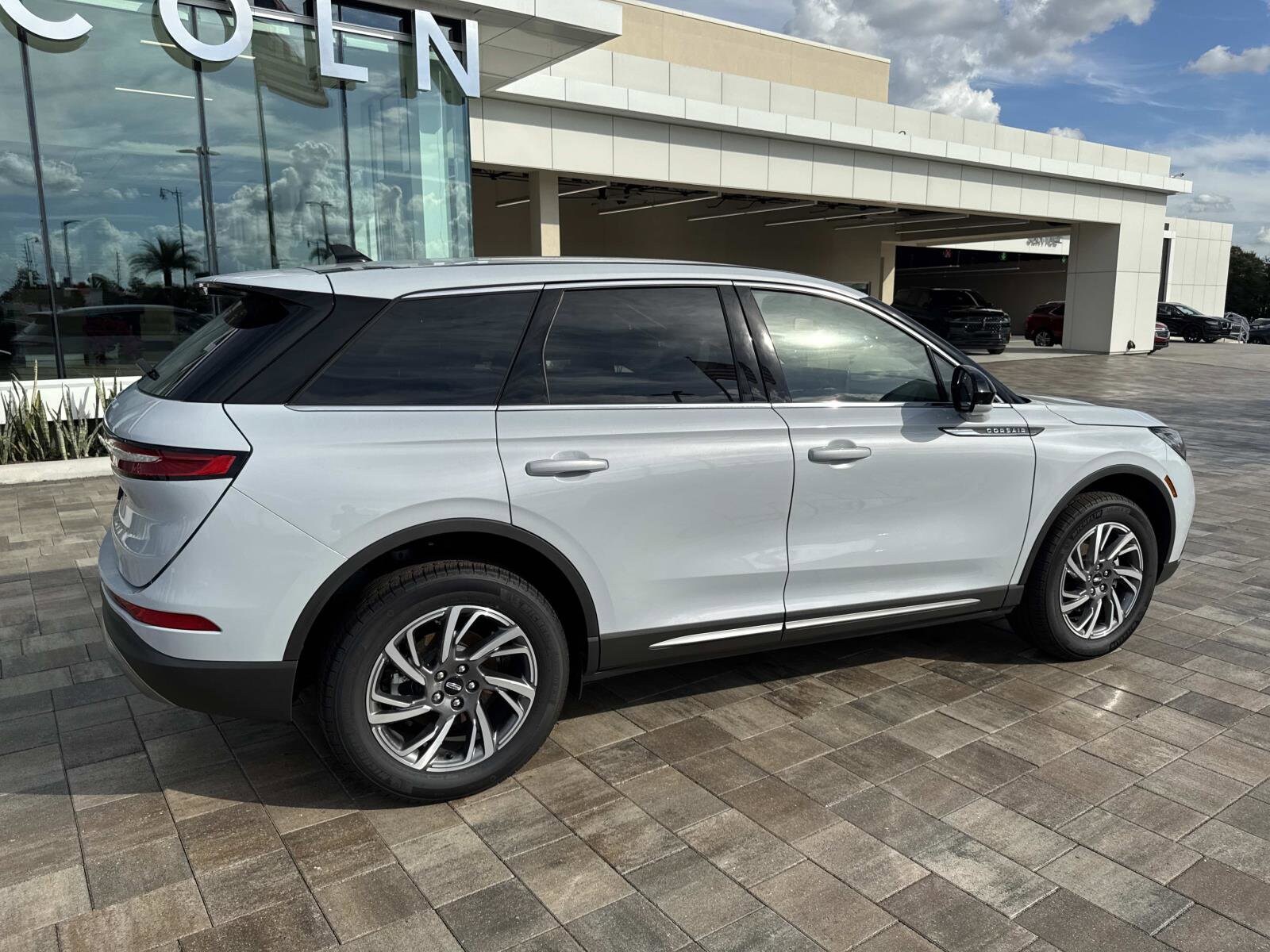 2025 Lincoln Corsair Premiere photo 2