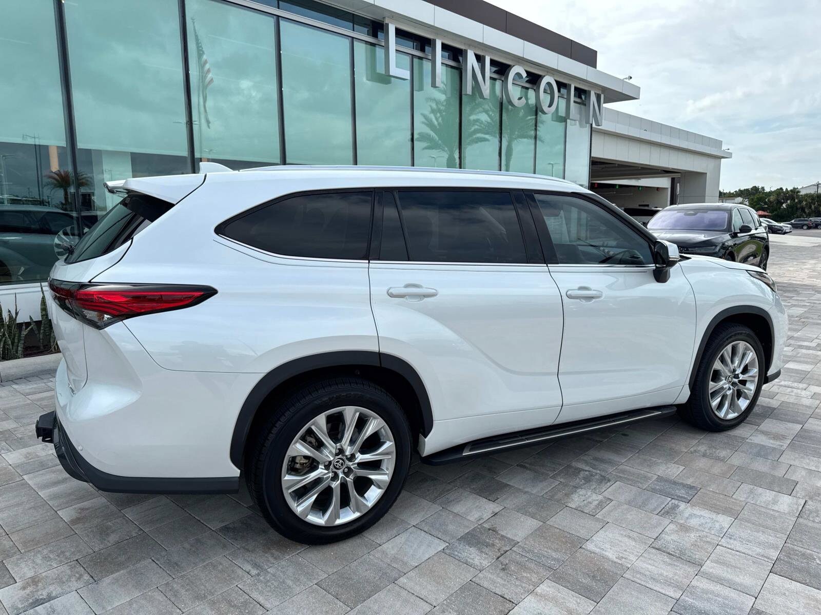 2022 Toyota Highlander Limited photo 2