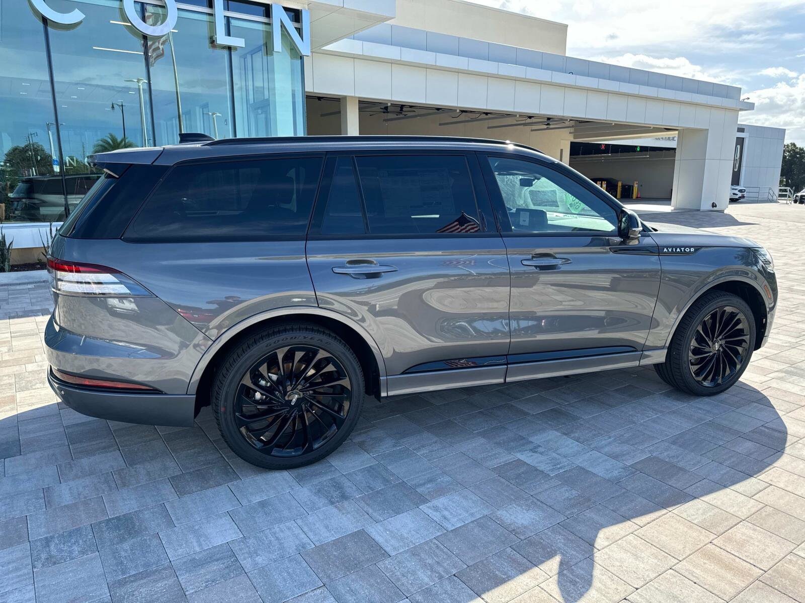 2025 Lincoln Aviator Reserve photo 2