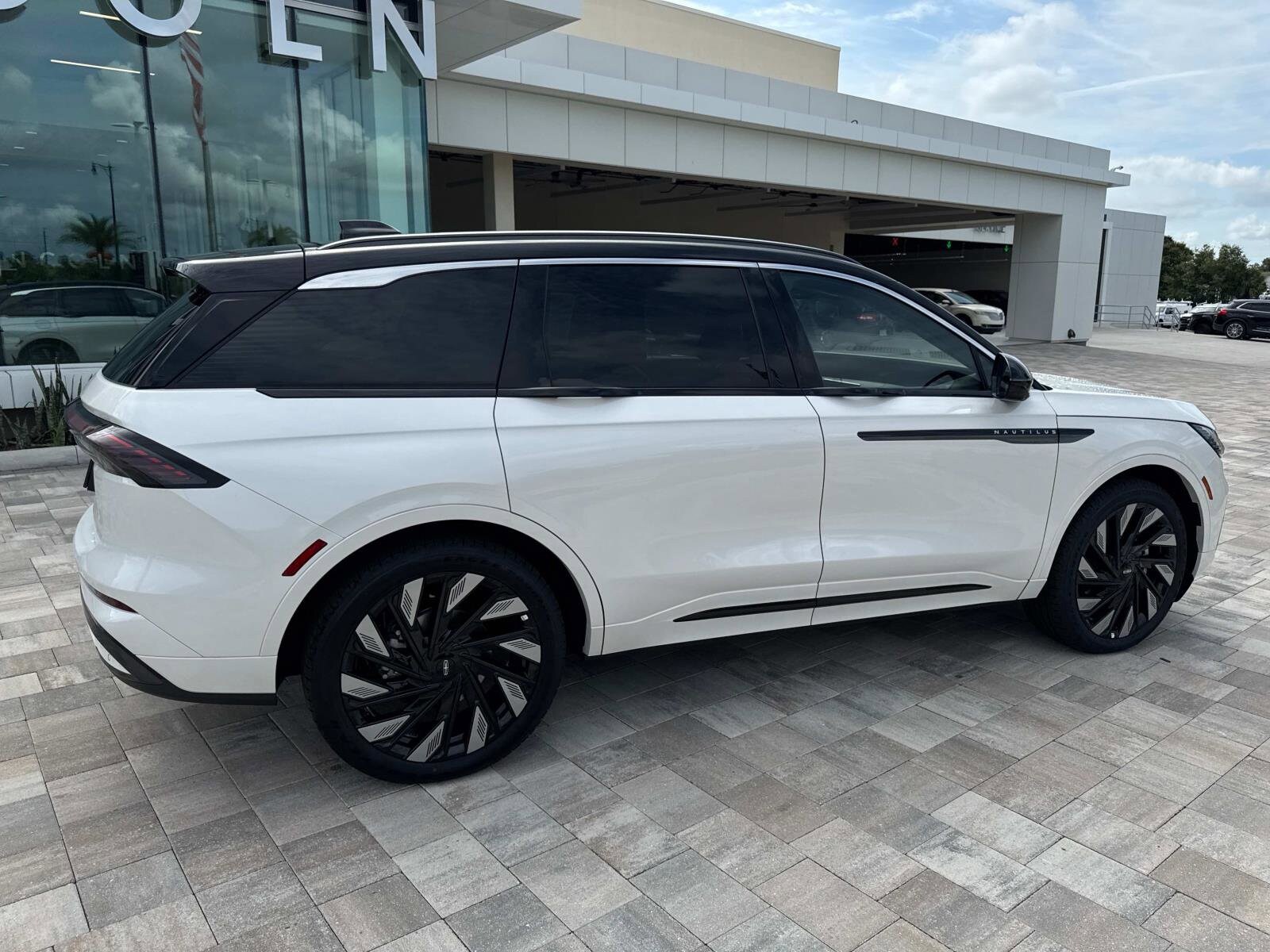 2025 Lincoln Nautilus Black Label photo 2